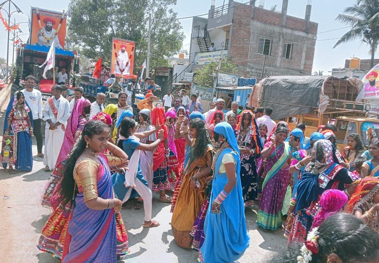 ಕುಕನೂರಿನಲ್ಲಿ ಬುಧುವಾರ ಬಂಜಾರ ಸಮಾಜದ ವತಿಯಿಂದ ಹಮ್ಮಿಕೊಂಡಿದ್ದ ಸಂತ ಸೇವಾಲಾಲ್ ಜಯಂತಿ ಮೆರವಣಿಗೆ ನಡೆಯಿತು