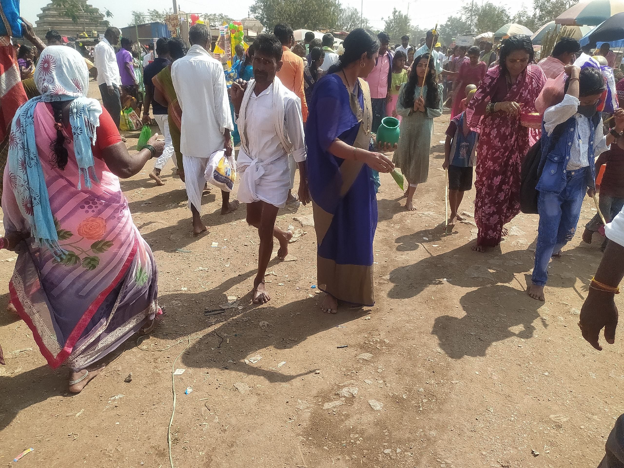 ಮುನಿರಾಬಾದ್ ಸಮೀಪ ಹುಲಿಗಿಯ ಹುಲಿಗೆಮ್ಮ ದೇವಿ ಭಕ್ತರು ದೀಡ ನಮಸ್ಕಾರ ಹಾಕುತ್ತಿರುವುದು