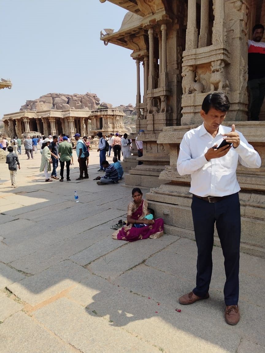 ವಿಜಯ ವಿಠ್ಠಲ ದೇವಸ್ಥಾನದ ಆವರಣದಲ್ಲಿ ಭಾನುವಾರ ಮಗುವಿಗೆ ಹಾಲುಣಿಸಿದ ತಾಯಿ