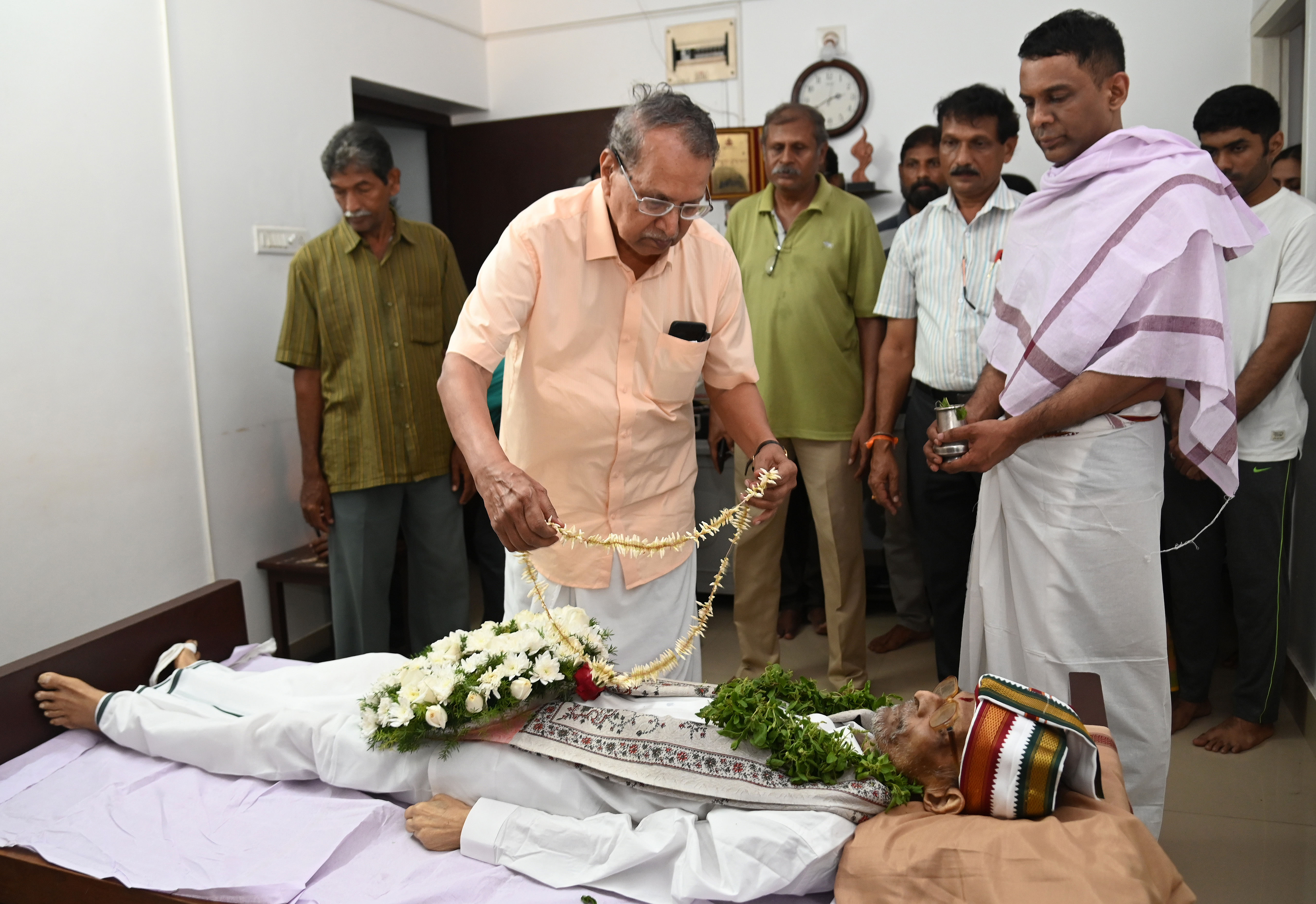 ಕೆ.ಟಿ.ಗಟ್ಟಿ ಅವರ ಪಾರ್ಥಿವ ಶರೀರಕ್ಕೆ ಸಾಹಿತಿ ಪ್ರೊ.ಬಿ.ಎ.ವಿವೇಕ್‌ ರೈ ನಮನ ಸಲ್ಲಿಸಿದರು –ಪ್ರಜಾವಾಣಿ ಚಿತ್ರ