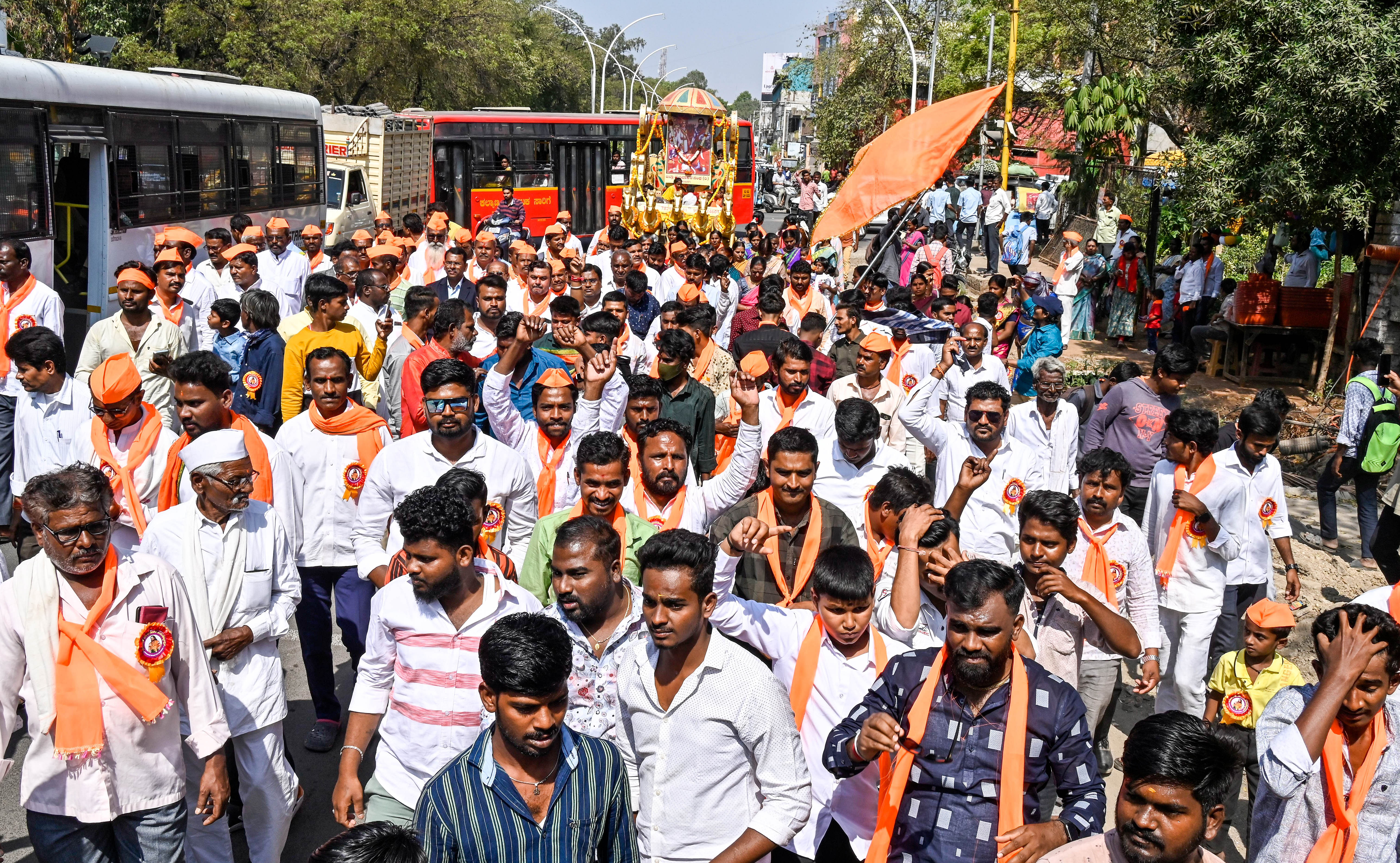 ಕಲಬುರಗಿಯಲ್ಲಿ ಗುರುವಾರ ನಡೆದ ಮಡಿವಾಳ ಮಾಚಿದೇವ ಜಯಂತಿ ಅಂಗವಾಗಿ ಮಾಚಿದೇವರ ಭಾವಚಿತ್ರದ ಮೆರವಣಿಗೆಯಲ್ಲಿ ಪಾಲ್ಗೊಂಡಿದ್ದ ಜನರು –ಪ್ರಜಾವಾಣಿ ಚಿತ್ರ