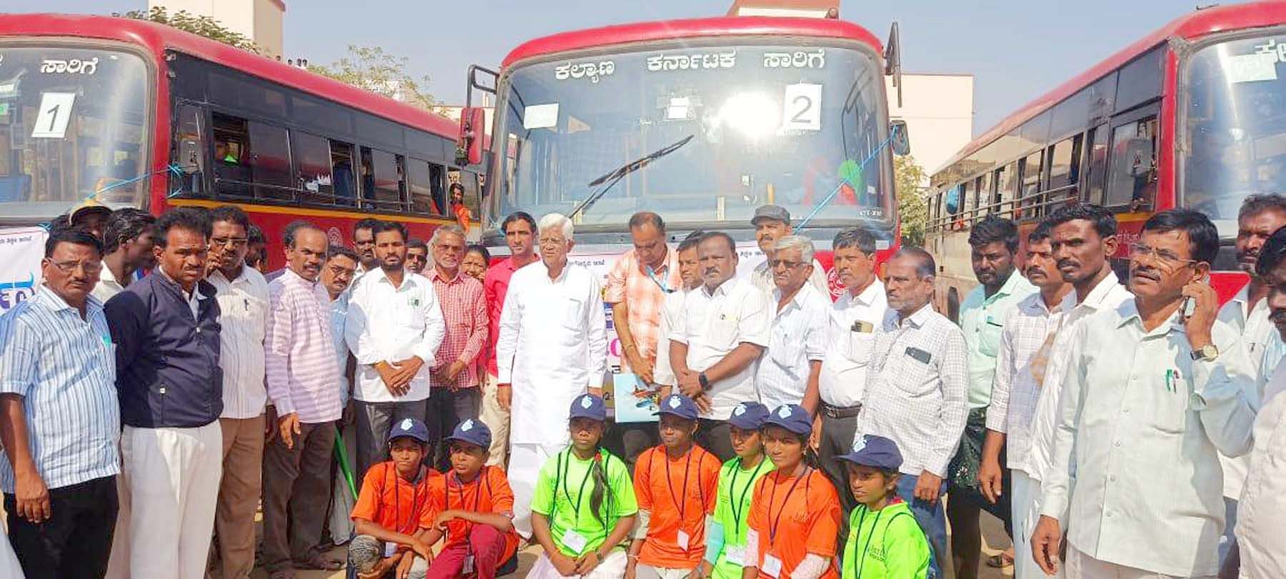 ಸಿಂಧನೂರಿನ ಪಿಡಬ್ಲ್ಯುಡಿ ಕ್ಯಾಂಪಿನ ಜ್ಯೂನಿಯರ್ ಕಾಲೇಜು ಮೈದಾನದಲ್ಲಿ 2023-24ನೇ ಸಾಲಿನ ಕರ್ನಾಟಕ ದರ್ಶನ ವಿದ್ಯಾರ್ಥಿಗಳ ಪ್ರವಾಸಕ್ಕೆ ಶನಿವಾರ ಶಾಸಕ ಹಂಪನಗೌಡ ಬಾದರ್ಲಿ ಚಾಲನೆ ನೀಡಿದರು