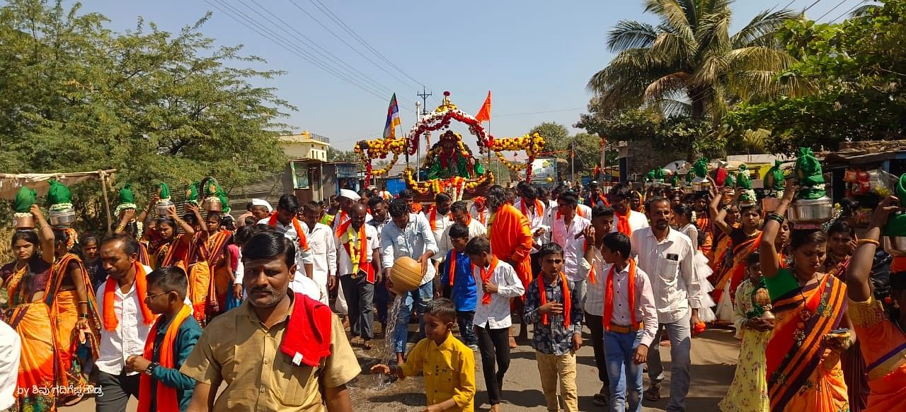 ನಿಡಗುಂದಿ ತಾಲ್ಲೂಕಿನ ಚಿಮ್ಮಲಗಿ ಭಾಗ-2 ರಲ್ಲಿ ನಡೆದ ಅರಳೆಲೆ ಕಟ್ಟಿಮನಿ ಹಿರೇಮಠದ ಸಿದ್ಧರೇಣುಕ ಸ್ವಾಮೀಜಿಗಳ ಅಡ್ಡಪಲ್ಲಕ್ಕಿ ಮಹೋತ್ಸವ ಕಾರ್ಯಕ್ರಮ ಸಹಸ್ರಾರು ಭಕ್ತರ ಸಮ್ಮುಖದಲ್ಲಿ ಅದ್ಧೂರಿಯಾಗಿ ಗುರುವಾರ ಜರುಗಿತು