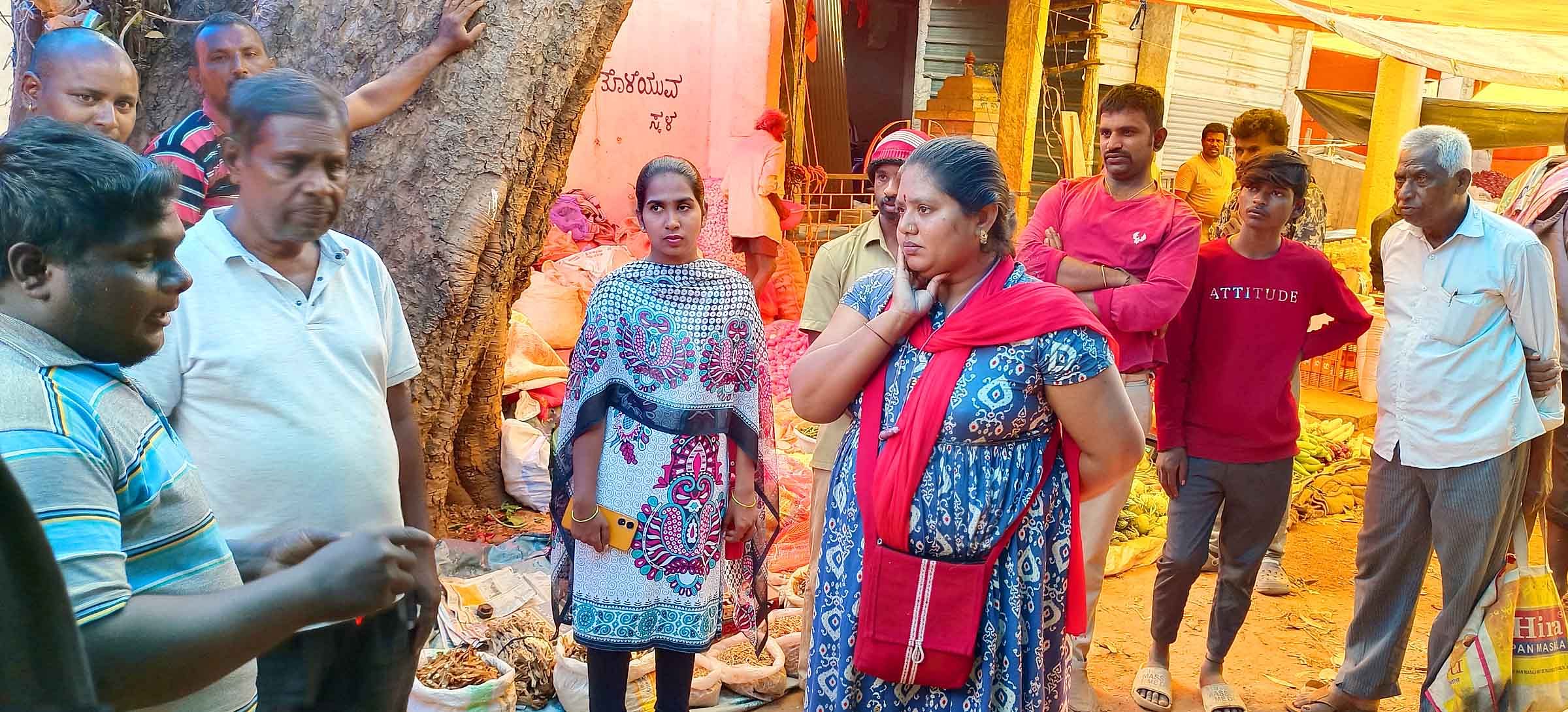 ವಿಜಯಪುರದ ವಾರದ ಸಂತೆಯಲ್ಲಿ ಪುರಸಭೆ ಆರೋಗ್ಯ ಅಧಿಕಾರಿ ಲಾವಣ್ಯ ಮತ್ತು ವ್ಯಾಪಾರಿಗಳ ನಡುವೆ ಮಾತಿನ ಚಕಮಕಿ ನಡೆಯಿತು