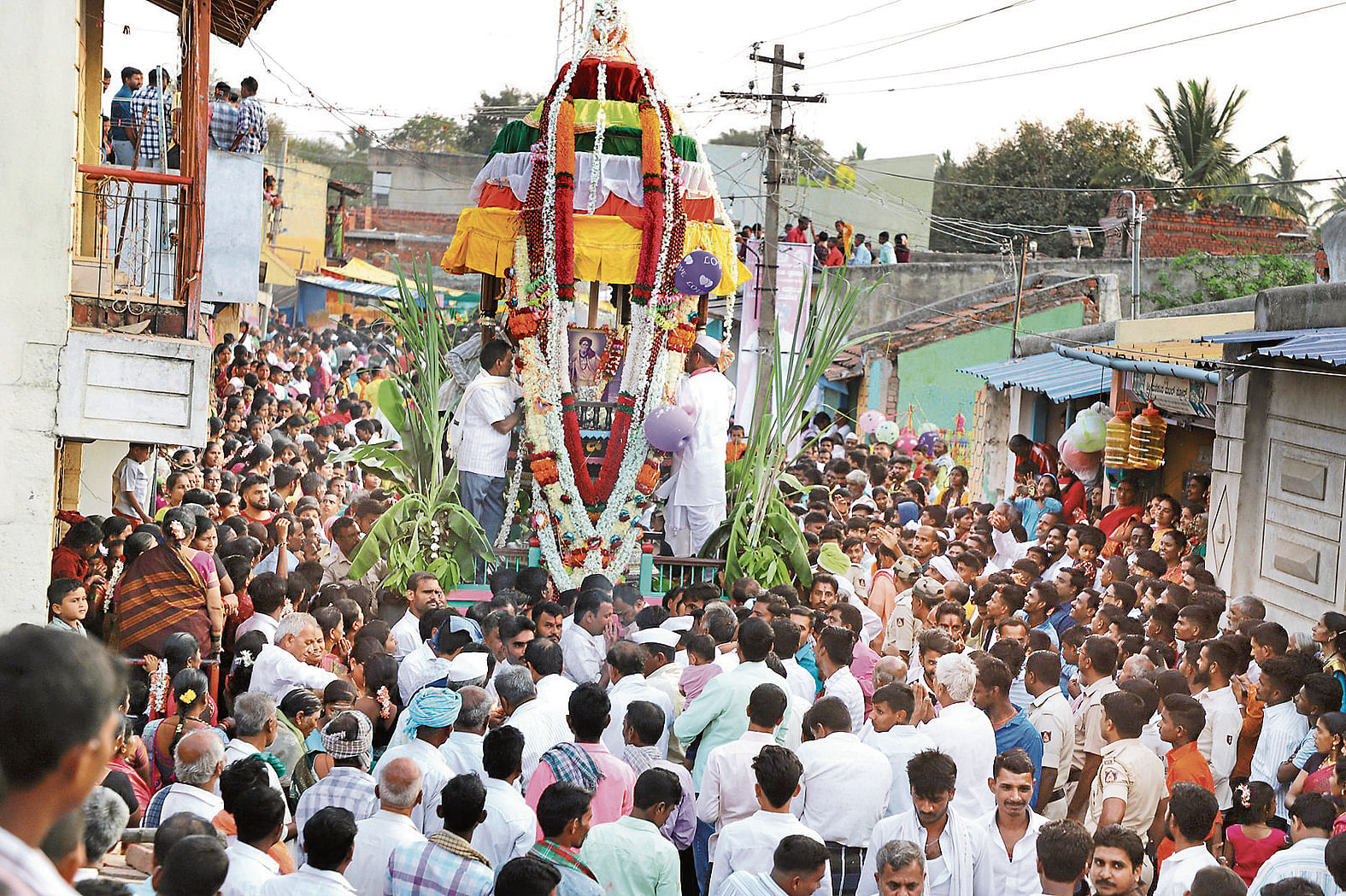 ಸವದತ್ತಿ ತಾಲ್ಲೂಕಿನ ಹೂಲಿ ಗ್ರಾಮದ ಸಂಗಮೇಶ್ವರ ಶ್ರೀಗಳ 91ನೇ ಪುಣ್ಯ ಸ್ಮರಣೋತ್ಸವ ಅಂಗವಾಗಿ ರಥೋತ್ಸವ ಜರುಗಿತು