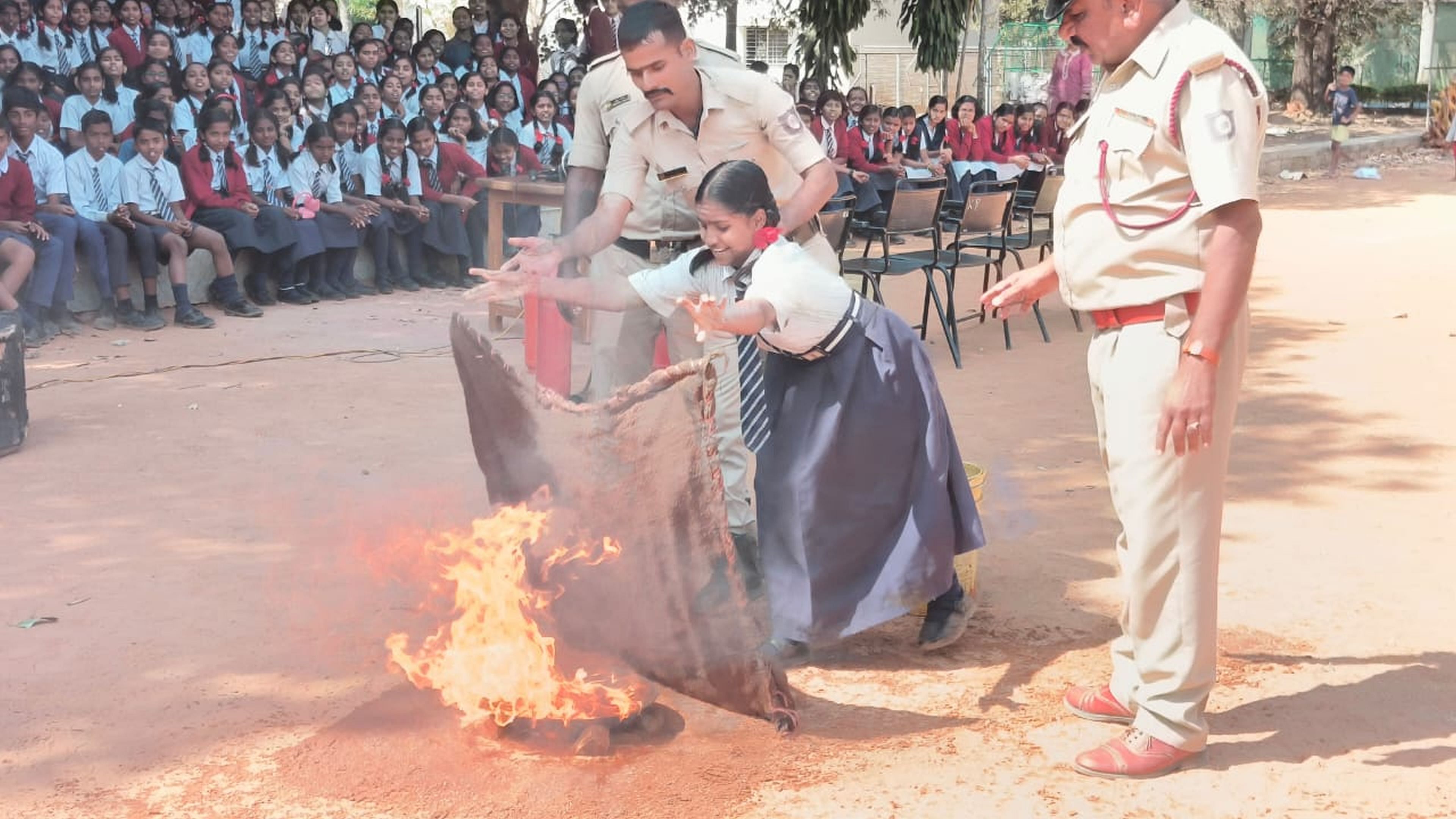 ದೇವನಹಳ್ಳಿಯ ಶಾಲೆ ಒಂದರಲ್ಲಿ ಅಗ್ನಿ ದುರಂತದಲ್ಲಿ ಬೆಂಕಿ ನಂದಿಸುವ ಕುರಿತು ಮಕ್ಕಳಿಗೆ ತರಬೇತಿ ನೀಡುತ್ತಿರುವ ದೃಶ್ಯ