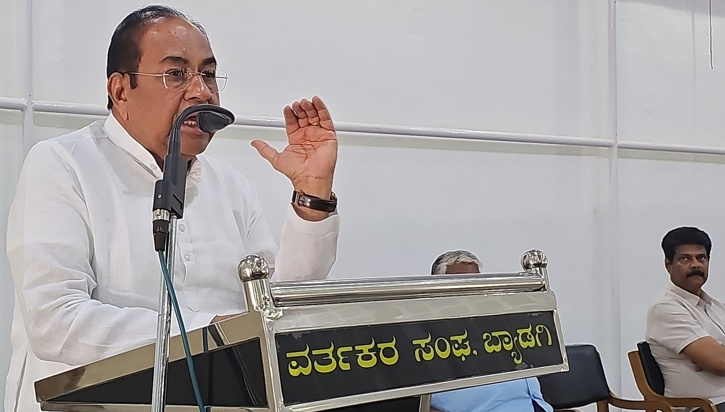 <div class="paragraphs"><p>ಬ್ಯಾಡಗಿಯಲ್ಲಿ ಬುಧವಾರ ನಡೆದ ಮೆಣಸಿನಕಾಯಿ ವರ್ತಕರ ಸಭೆಯಲ್ಲಿ ಸಂಘದ ಅಧ್ಯಕ್ಷ ಸುರೇಶಗೌಡ್ರ ಪಾಟೀಲ ಮಾತನಾಡಿದರು</p></div>