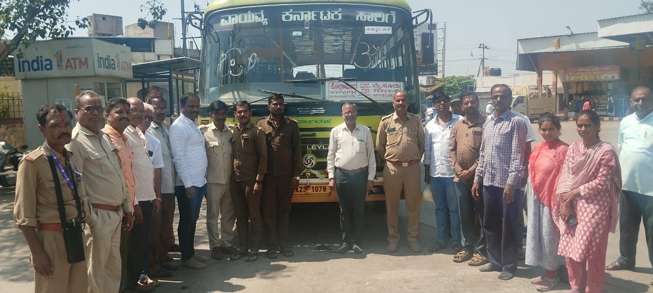 ಸಂಕೇಶ್ವರ ಘಟಕದಿಂದ ಮೈಸೂರಿಗೆ ಹೊಸ ಬಸ್ ಸಂಚಾರಕ್ಕೆ ಗುರುವಾರ ಚಾಲನೆ ನೀಡಲಾಯಿತು