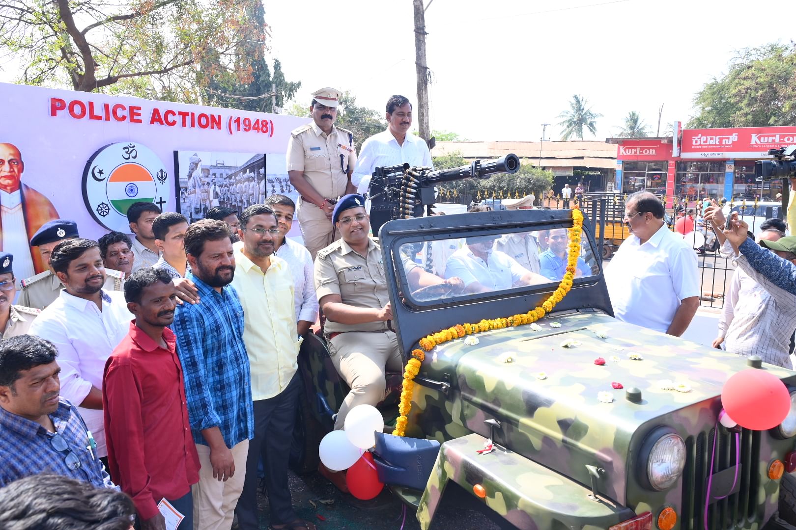 ನವೀಕರಣಗೊಂಡ ಬೀದರ್‌ನ ‘ಪೊಲೀಸ್‌ ಆ್ಯಕ್ಷನ್‌ 1948’ ವೃತ್ತದಲ್ಲಿ ಇರಿಸಿರುವ ಗನ್‌ ಹೊಂದಿದ ಪೊಲೀಸ್‌ ಜೀಪ್‌ನಲ್ಲಿ ಕುಳಿತು ಡಿ.ಸಿ ಗೋವಿಂದ ರೆಡ್ಡಿ, ಎಸ್ಪಿ ಚನ್ನಬಸವಣ್ಣ ಎಸ್‌.ಎಲ್‌., ಜಿಪಂ ಸಿಇಒ ಡಾ.ಗಿರೀಶ ಬದೋಲೆ, ಹೆಚ್ಚುವರಿ ಎಸ್ಪಿ ಮಹೇಶ ಮೇಘಣ್ಣನವರ ಸಂಭ್ರಮಿಸಿದರು 