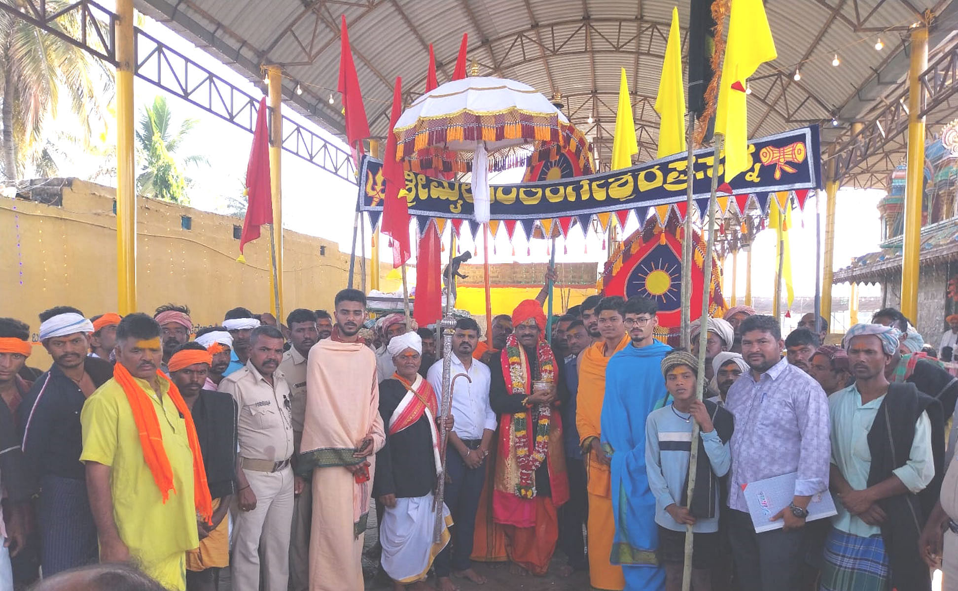 ಹೂವಿನಹಡಗಲಿ ತಾಲ್ಲೂಕು ಮೈಲಾರ ಸುಕ್ಷೇತ್ರದಲ್ಲಿ ಭರತ ಹುಣ್ಣಿಮೆ ಪ್ರಯುಕ್ತ ಧ್ವಜಾರೋಹಣ ನೆರವೇರಿಸಲಾಯಿತು