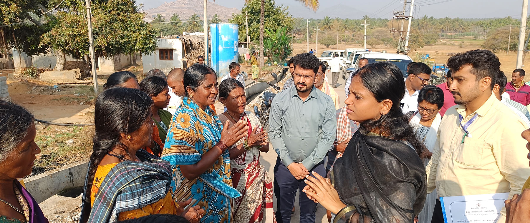 ಕೊರಟಗೆರೆ ತಾಲ್ಲೂಕಿನ ಗೊಂದಿಹಳ್ಳಿ ಗ್ರಾಮಕ್ಕೆ ಭೇಟಿ ನೀಡಿದ್ದ ಜಿಲ್ಲಾಧಿಕಾರಿ ಶುಭಾಕಲ್ಯಾಣ ಗ್ರಾಮಸ್ಥರಿಂದ ಸಮಸ್ಯೆ ಆಲಿಸಿದರು. ತಹಶೀಲ್ದಾರ್ ಕೆ.ಮಂಜುನಾಥ ಜೊತೆಗಿದ್ದರು