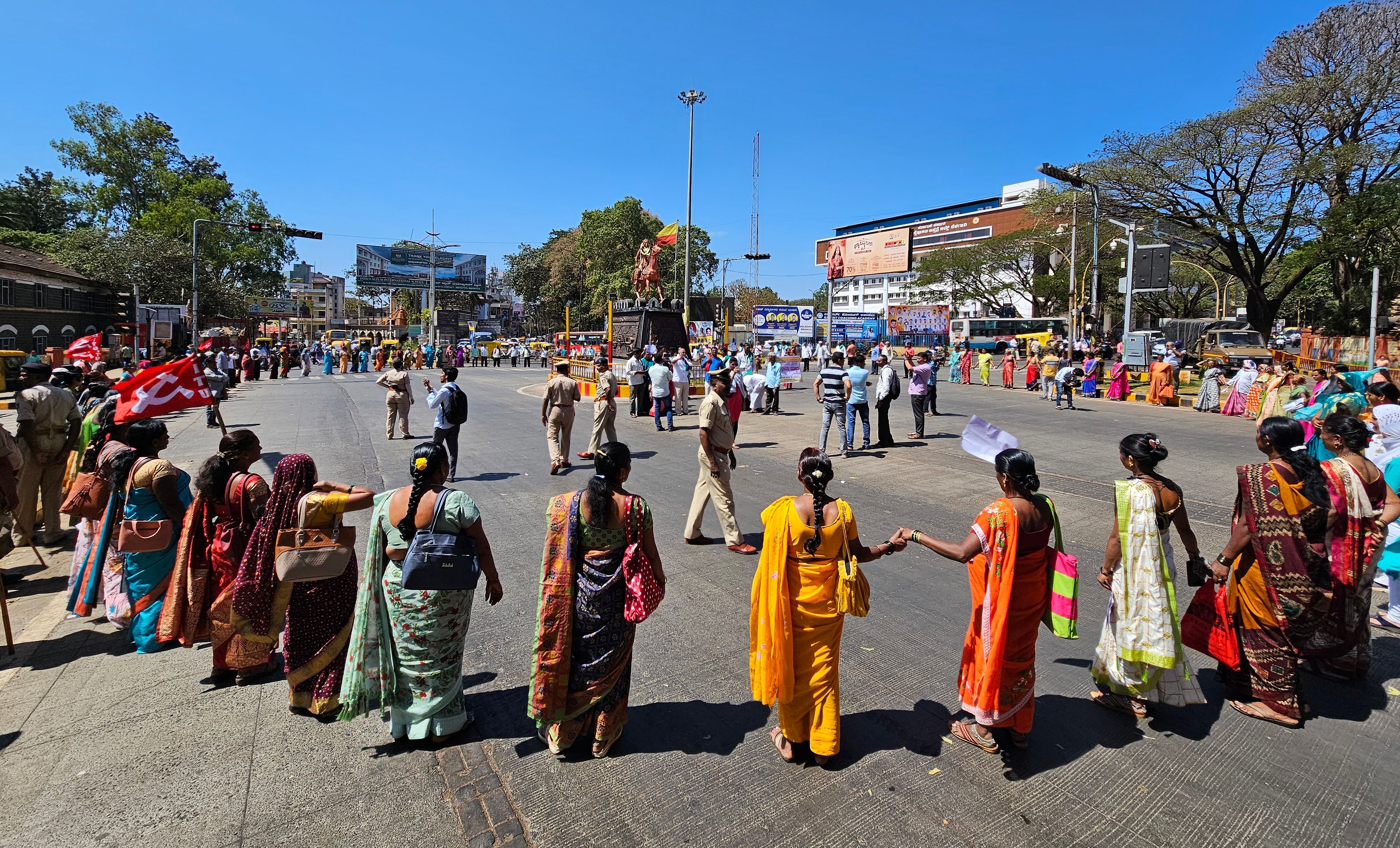 ಬೆಳಗಾವಿಯ ರಾಣಿ ಚನ್ನಮ್ಮನ ವೃತ್ತದಲ್ಲಿ ಗ್ರಾಮೀಣ ಕೂಲಿ ಕಾರ್ಮಿಕರ ಸಂಘಟನೆಯವರು ಮಾನವ ಸರಪಳಿ ನಿರ್ಮಿಸಿ, ಶುಕ್ರವಾರ ಪ್ರತಿಭಟನೆ ನಡೆಸಿದರು