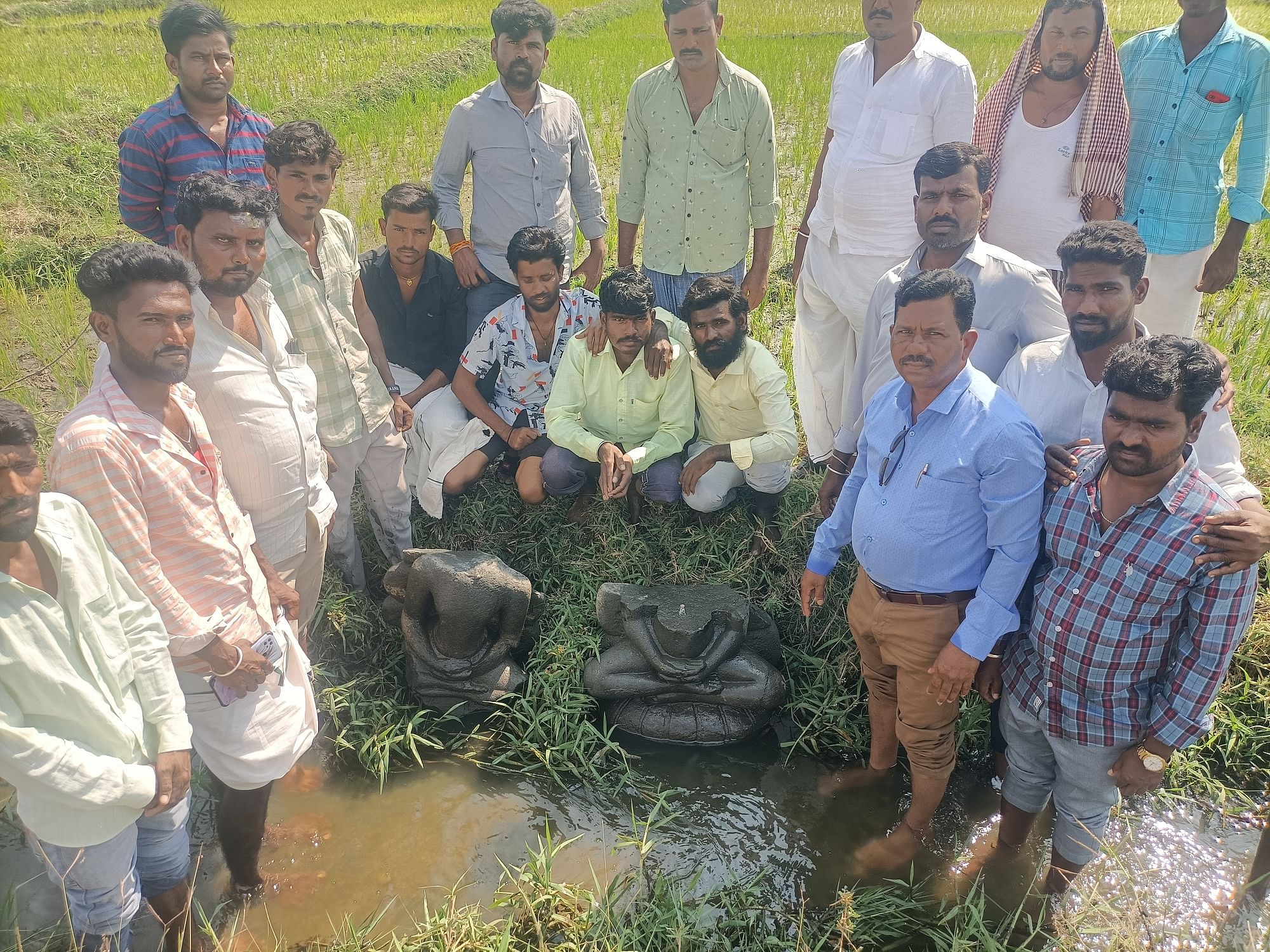 ಸುರಪುರ ತಾಲ್ಲೂಕಿನ ಬೋನ್ಹಾಳ ಗ್ರಾಮದ ಹತ್ತಿರ ಭತ್ತದ ಗದ್ದೆಯಲ್ಲಿ ಬುಧವಾರ ಭಗ್ನಗೊಂಡ ಬುದ್ಧನ ಮೂರ್ತಿಗಳನ್ನು ಬೌದ್ಧ ಅನುಯಾಯಿಗಳು ಪತ್ತೆ ಹಚ್ಚಿದ್ದಾರೆ