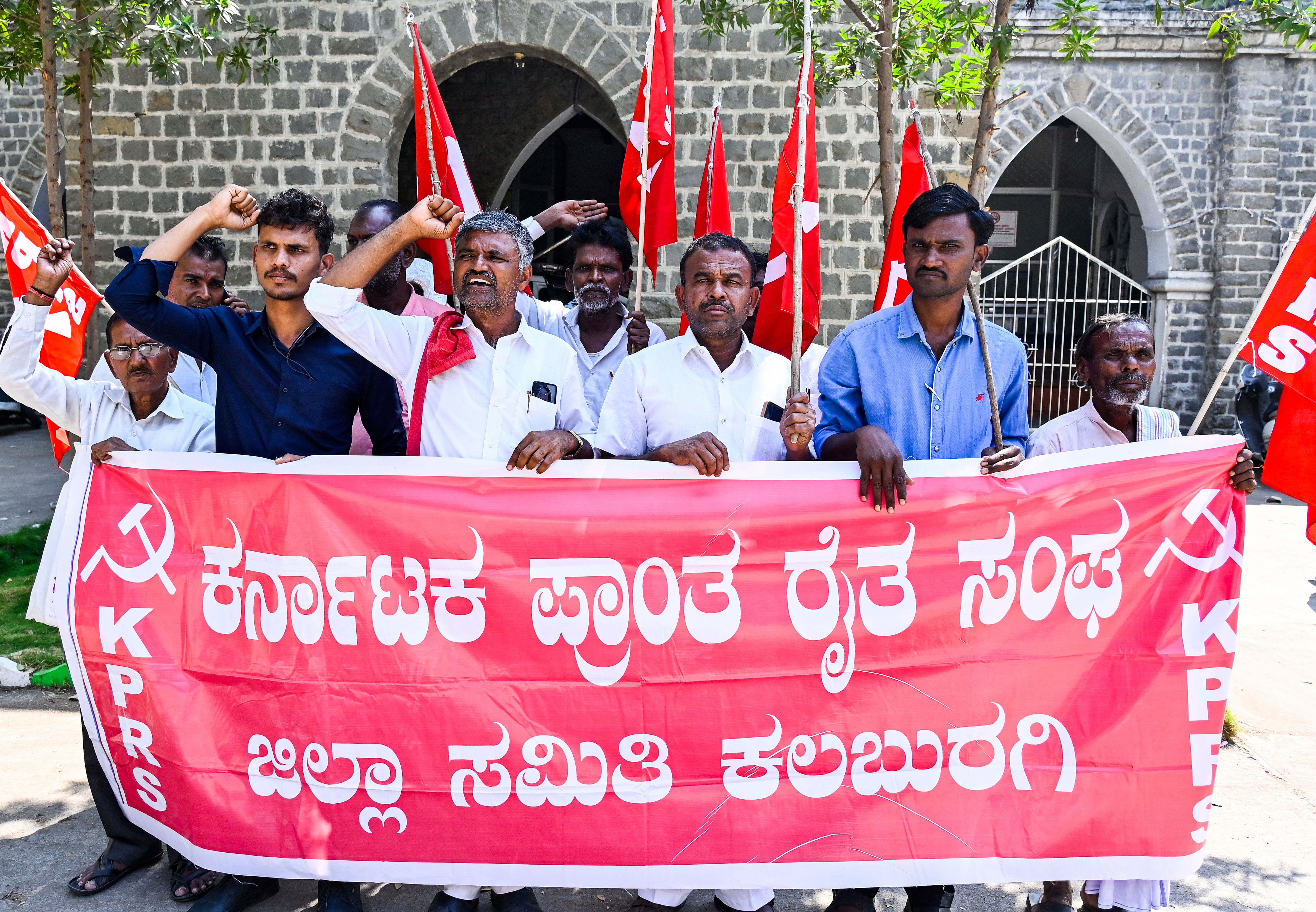 ಕಲಬುರಗಿ ನಗರದ ಜಿಲ್ಲಾ ಪಂಚಾಯಿಂತಿ ಕಚೇರಿ ಎದುರು ಸೋಮವಾರ ಪ್ರಾಂತ ರೈತ ಸಂಘದ ಸದಸ್ಯರು ಪ್ರತಿಭಟನೆ ನಡೆಸಿದರು  –ಪ್ರಜಾವಾಣಿ ಚಿತ್ರ