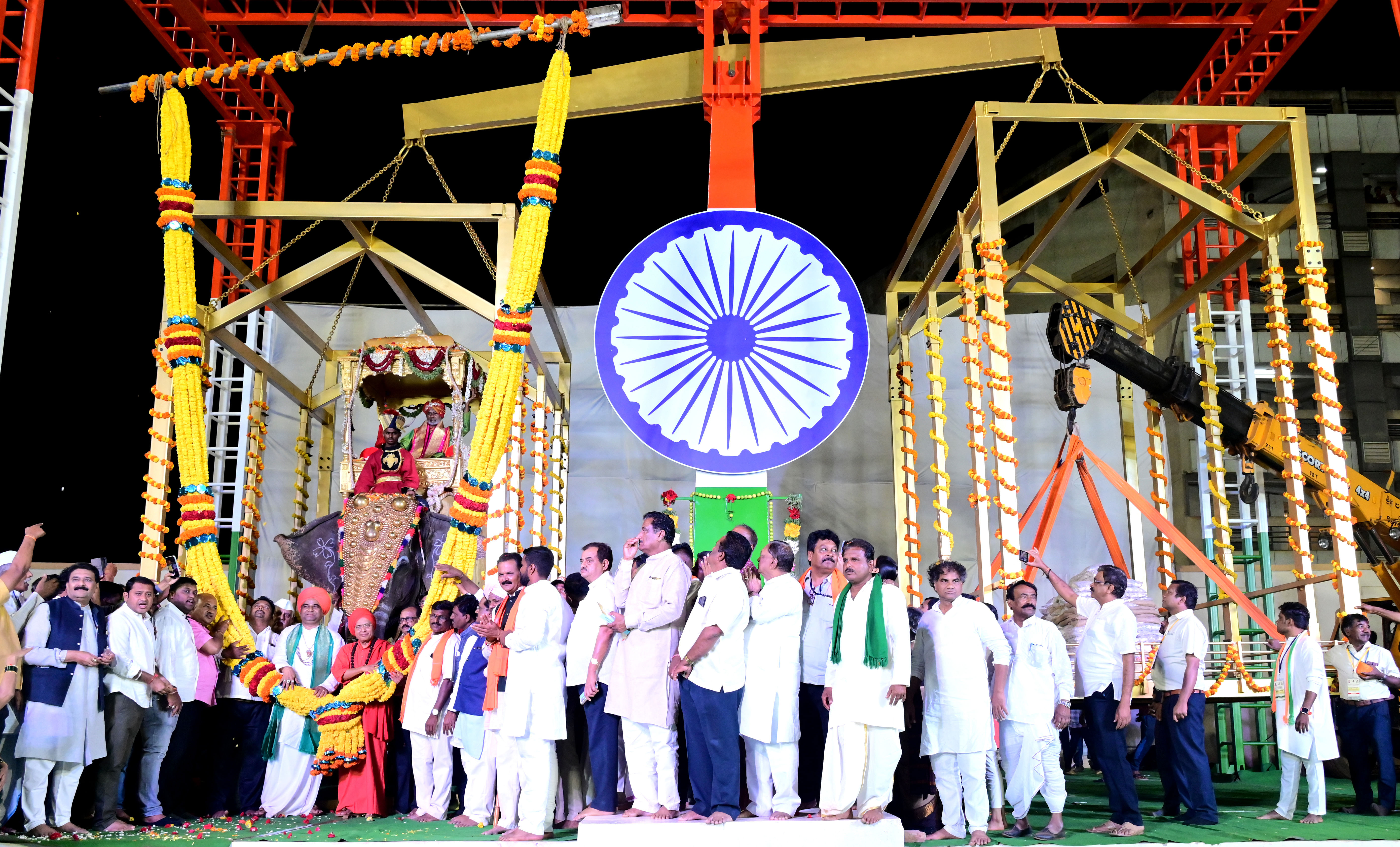 ಗದಗ ಜಿಲ್ಲೆಯ ಶಿರಹಟ್ಟಿಯ ಭಾವೈಕ್ಯ ಸಂಸ್ಥಾನ ಮಹಾಪೀಠದ ಫಕೀರ ಸಿದ್ಧರಾಮ ಸ್ವಾಮೀಜಿಯವರ ಅಮೃತ ಮಹೋತ್ಸವದ ಪ್ರಯುಕ್ತ ಹುಬ್ಬಳ್ಳಿಯ ನೆಹರೂ ಮೈದಾನದಲ್ಲಿ ಗುರುವಾರ ಆನೆಯಂಬಾರಿ ಸಹಿತ ಸ್ವಾಮೀಜಿಗೆ 5,555 ಕೆ.ಜಿ ನಾಣ್ಯಗಳಿಂದ ತುಲಾಭಾರ ಮಾಡಲಾಯಿತು
–ಪ್ರಜಾವಾಣಿ ಚಿತ್ರ