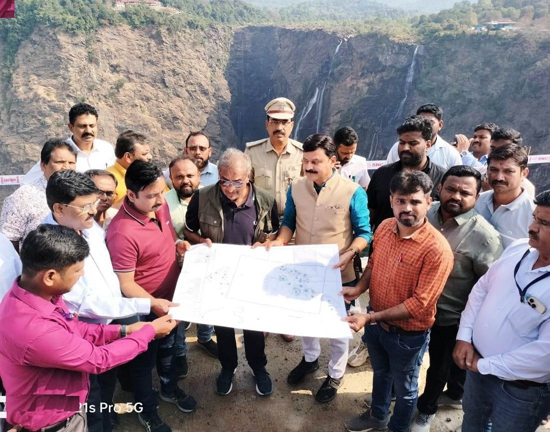 ಜೋಗ ಜಲಪಾತದ ವಿವಿಧ ಅಭಿವೃದ್ಧಿ ಕಾಮಗಾರಿಯ ನೀಲನಕಾಶೆಯನ್ನು ಸಚಿವ ಕೆ.ಕೆ. ಜಾರ್ಜ್ ಹಾಗೂ ಗೋಪಾಲಕೃಷ್ಣ ಬೇಳೂರು ವೀಕ್ಷಿಸಿದರು