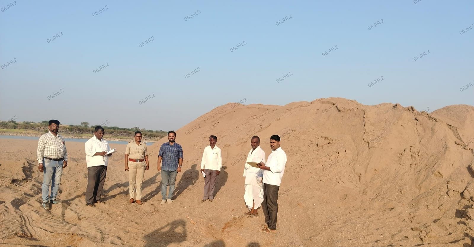 ಜಾಲಹಳ್ಳಿಗೆ‌ ಸಮೀಪದ‌ ಲಿಂಗದಹಳ್ಳಿ ಗ್ರಾಮದಲ್ಲಿ ಅಕ್ರಮವಾಗಿ ಸಂಗ್ರಹಿಸಿದ ಮರಳನ್ನು ಪೊಲೀಸರು ಮಂಗಳವಾರ ದಾಳಿ ನಡೆಸಿ ವಶಕ್ಕೆ‌ ಪಡೆದರು