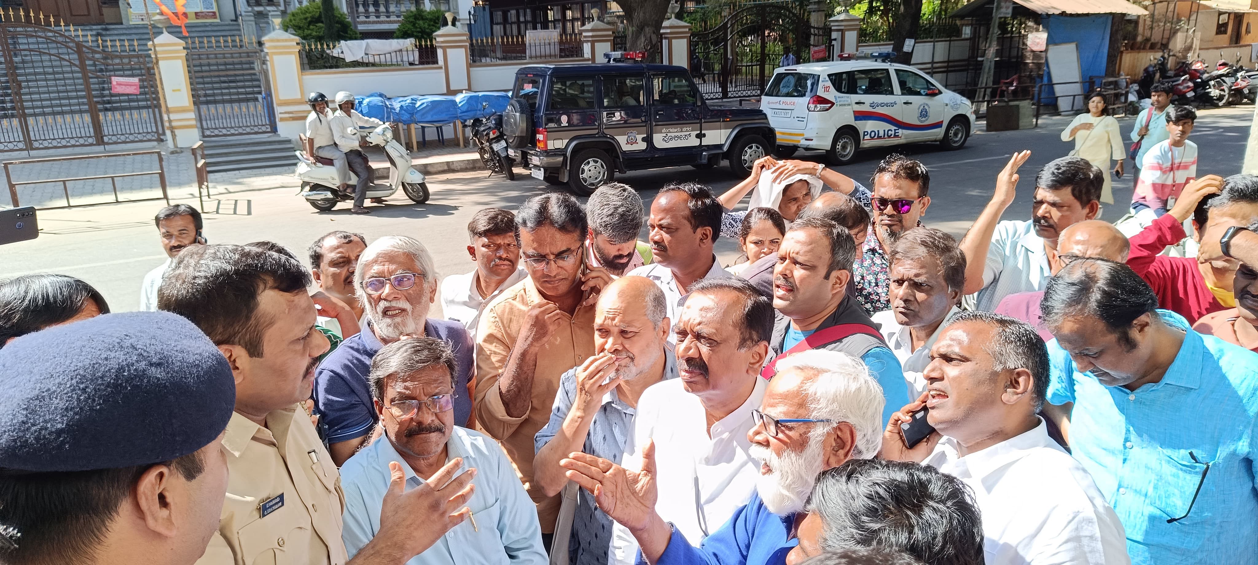 ಬಸವನಗುಡಿಯ ನ್ಯಾಷನಲ್ ಕಾಲೇಜು ಎದುರು ಪೊಲೀಸರು ಹಾಗೂ ಸಂಘಟನೆಗಳ ಮುಖಂಡರ ನಡುವೆ ಮಾತಿನ ಚಕಮಕಿ ನಡೆಯಿತು.