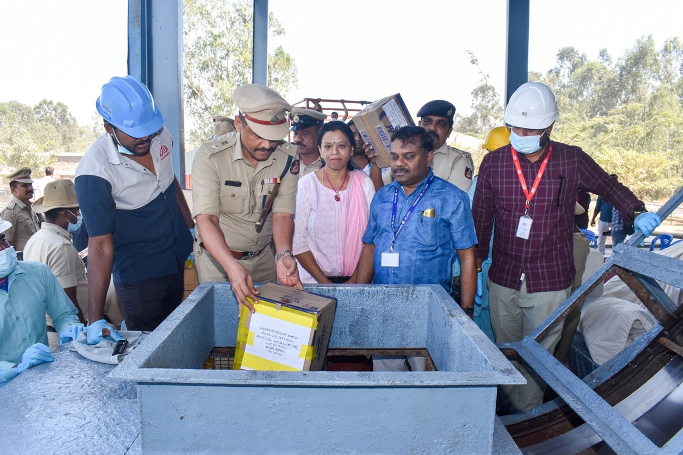 ಕೆಜಿಎಫ್‌ ಪೊಲೀಸ್ ಜಿಲ್ಲೆಯಲ್ಲಿ ವಶಪಡಿಸಿಕೊಂಡ ಗಾಂಜಾವನ್ನು ದಾಬಸ್‌ಪೇಟೆ ಬಳಿಯ ಕೈಗಾರಿಕೆಯೊಂದರಲ್ಲಿ ಶುಕ್ರವಾರ ಜಿಲ್ಲಾ ಪೊಲೀಸ್ ವರಿಷ್ಠಾಧಿಕಾರಿ ಕೆ.ಎಂ.ಶಾಂತರಾಜು ಗಾಂಜಾವನ್ನು ವೈಜ್ಞಾನಿಕವಾಗಿ ನಾಶಪಡಿಸಿದರು