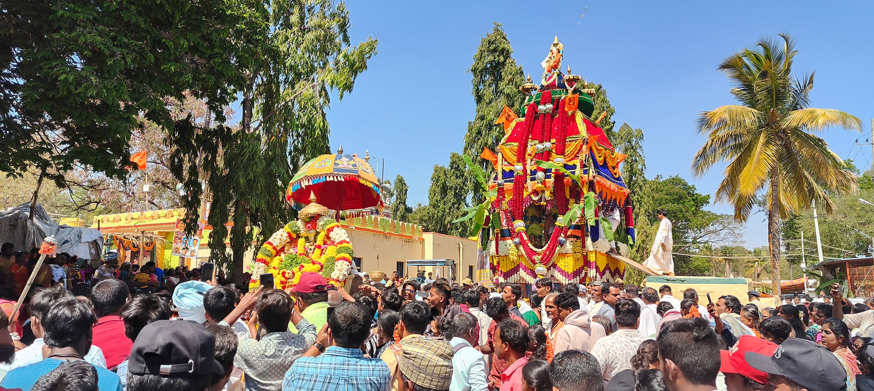 ಕೊರಟಗೆರೆ ತಾಲ್ಲೂಕಿನ ಹೊಳವನಹಳ್ಳಿ ಹೋಬಳಿ ಕ್ಯಾಮೇನಹಳ್ಳಿ ಆಂಜನೇಯ ರಥೋತ್ಸವ ವಿಜೃಂಭಣೆಯಿಂದ ನಡೆಯಿತು