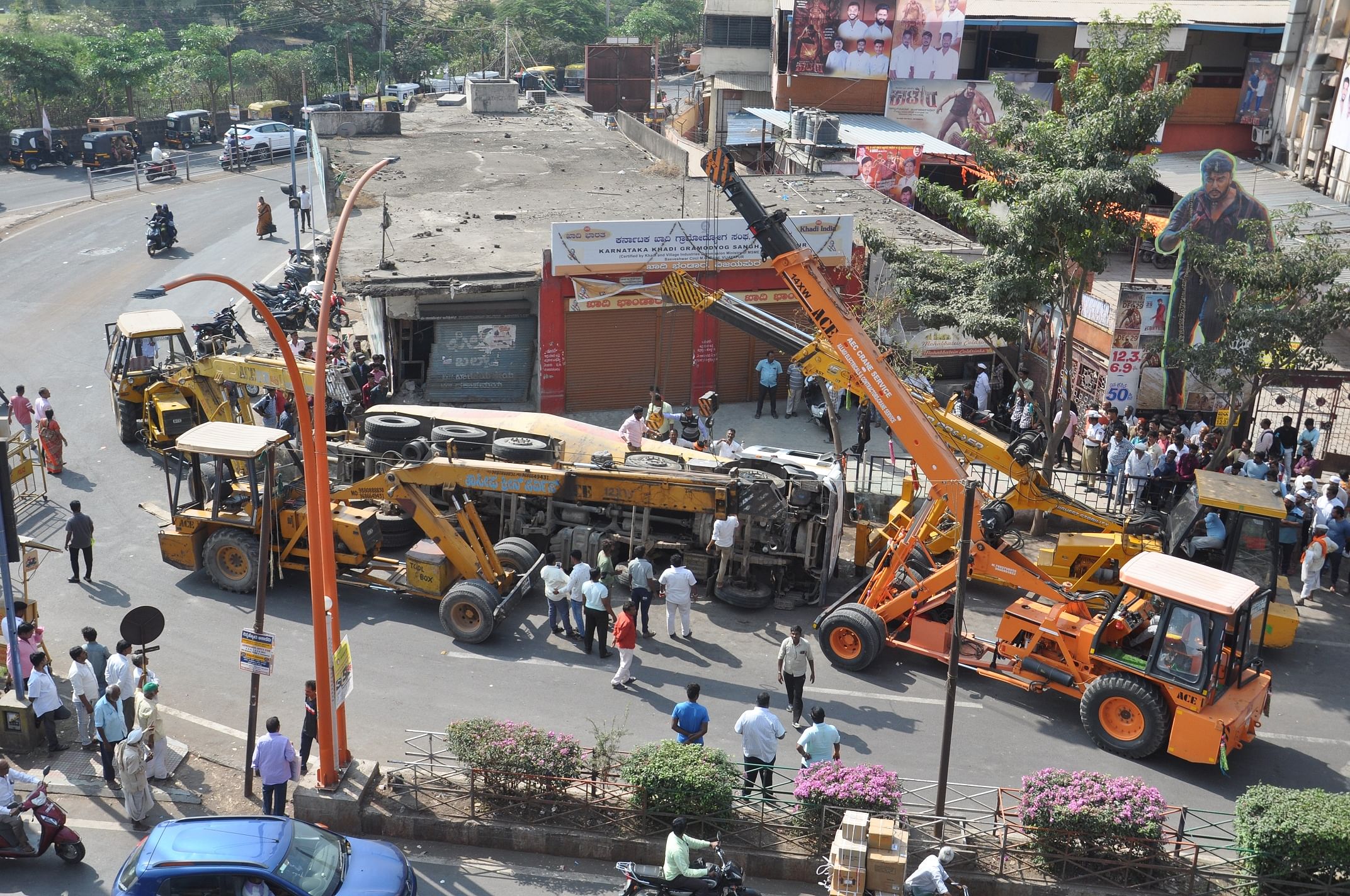 ವಿಜಯಪುರದ ಬಸವೇಶ್ವರ ವೃತ್ತದ ಜೆಡಿಎಸ್‌ ಕಚೇರಿ ಬಳಿ ಭಾನುವಾರ ತಡರಾತ್ರಿ ಚಾಲಕನ ನಿಯಂತ್ರಣ ತಪ್ಪಿ ಉರುಳಿಬಿದ್ದ ಸಿಮೆಂಟ್‌ ಸಾಗಿಸುತ್ತಿದ್ದ ಲಾರಿಯನ್ನು ತೆರವುಗಳಿಸಲು ಸೋಮವಾರ ಕ್ರೇನ್‌, ಜೆಸಿಬಿ ಯಂತ್ರಗಳ ಸಹಾಯದಿಂದ ಪ್ರಯತ್ನಿಸಲಾಯಿತು 