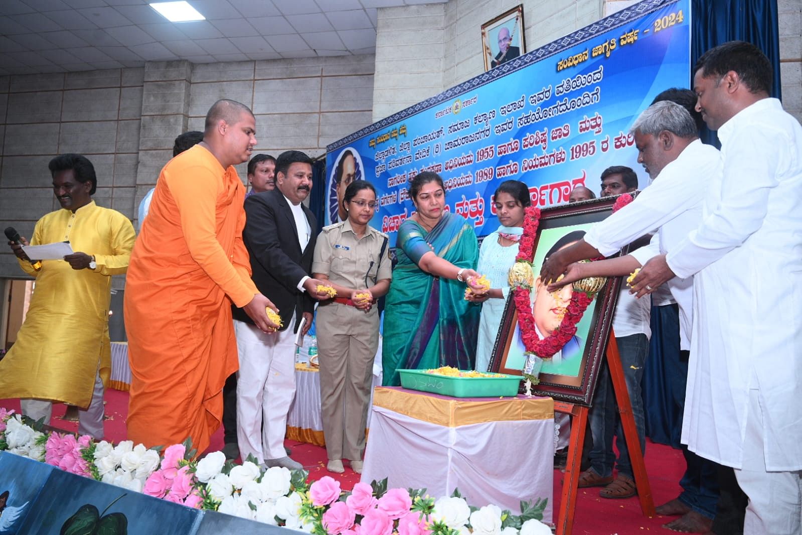 ವಿಚಾರ ಸಂಕಿರಣದಲ್ಲಿ ಜಿಲ್ಲಾಧಿಕಾರಿ ಶಿಲ್ಪಾನಾಗ್‌, ಬಂತೇಜಿ ಸೇರಿದಂತೆ ಗಣ್ಯರು ಡಾ.ಬಿ.ಆರ್‌.ಅಂಬೇಡ್ಕರ್‌ ಅವರ ಭಾವಚಿತ್ರಕ್ಕೆ ಪುಷ್ಪಾರ್ಚನೆ ಮಾಡಿದರು