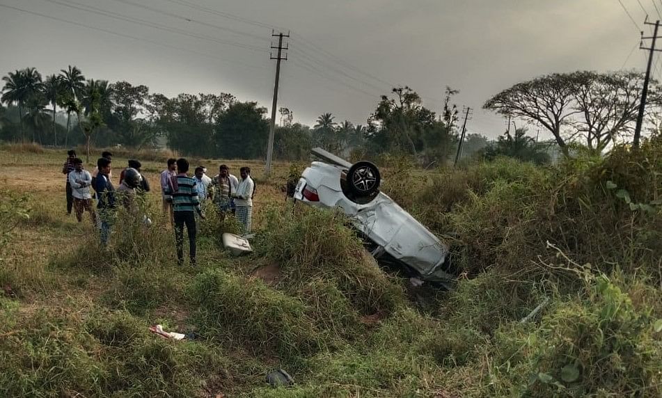 ಕೆ.ಆರ್. ಪೇಟೆ ತಾಲ್ಲೂಕಿನ ಅಕ್ಕಿಹೆಬ್ಬಾಳು ಸೇತುವೆ ಬಳಿ ಅಪಘಾತವಾಗಿರುವ ಕಾರು