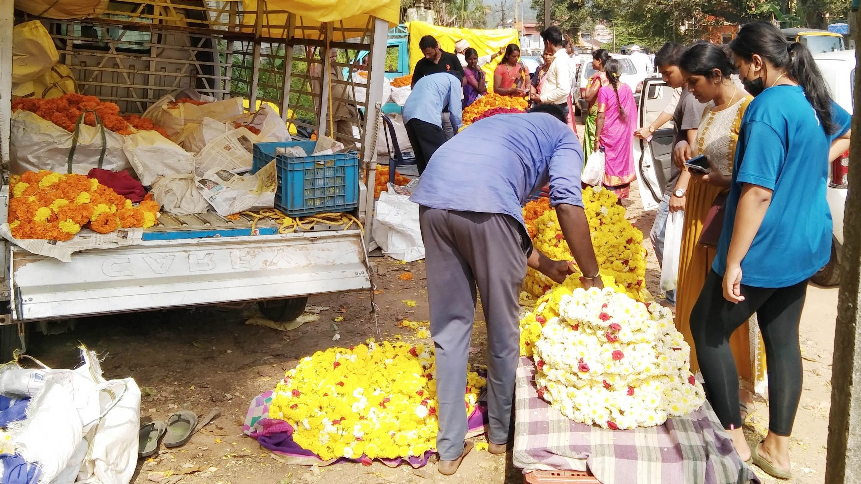 ಮೂಡಿಗೆರೆ ಪಟ್ಟಣದ ಕೆ.ಎಂ ರಸ್ತೆಯಲ್ಲಿ ಹೂವಿನ ಖರೀದಿಯಲ್ಲಿ ತೊಡಗಿರುವ ಗ್ರಾಹಕರು