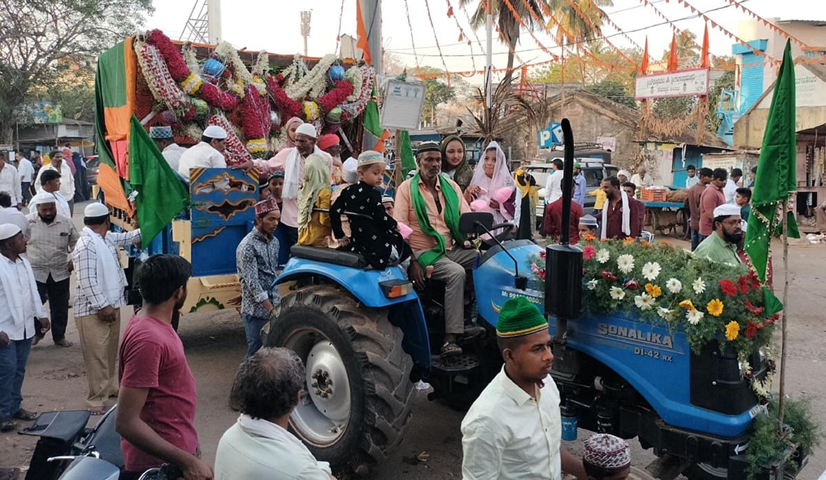 ಮಲೇಬೆನ್ನೂರಿನಲ್ಲಿ ಹಜರತ್ ಸೈಯದ್‌ ಹಬೀಬುಲ್ಲಾ ಷಾ ಖಾದ್ರಿ ಉರುಸ್‌ ಪ್ರಯುಕ್ತ ಬುಧವಾರ ಗಂಧ (ಸಂಧಲ್‌) ಮೆರವಣಿಗೆ ನಡೆಯಿತು