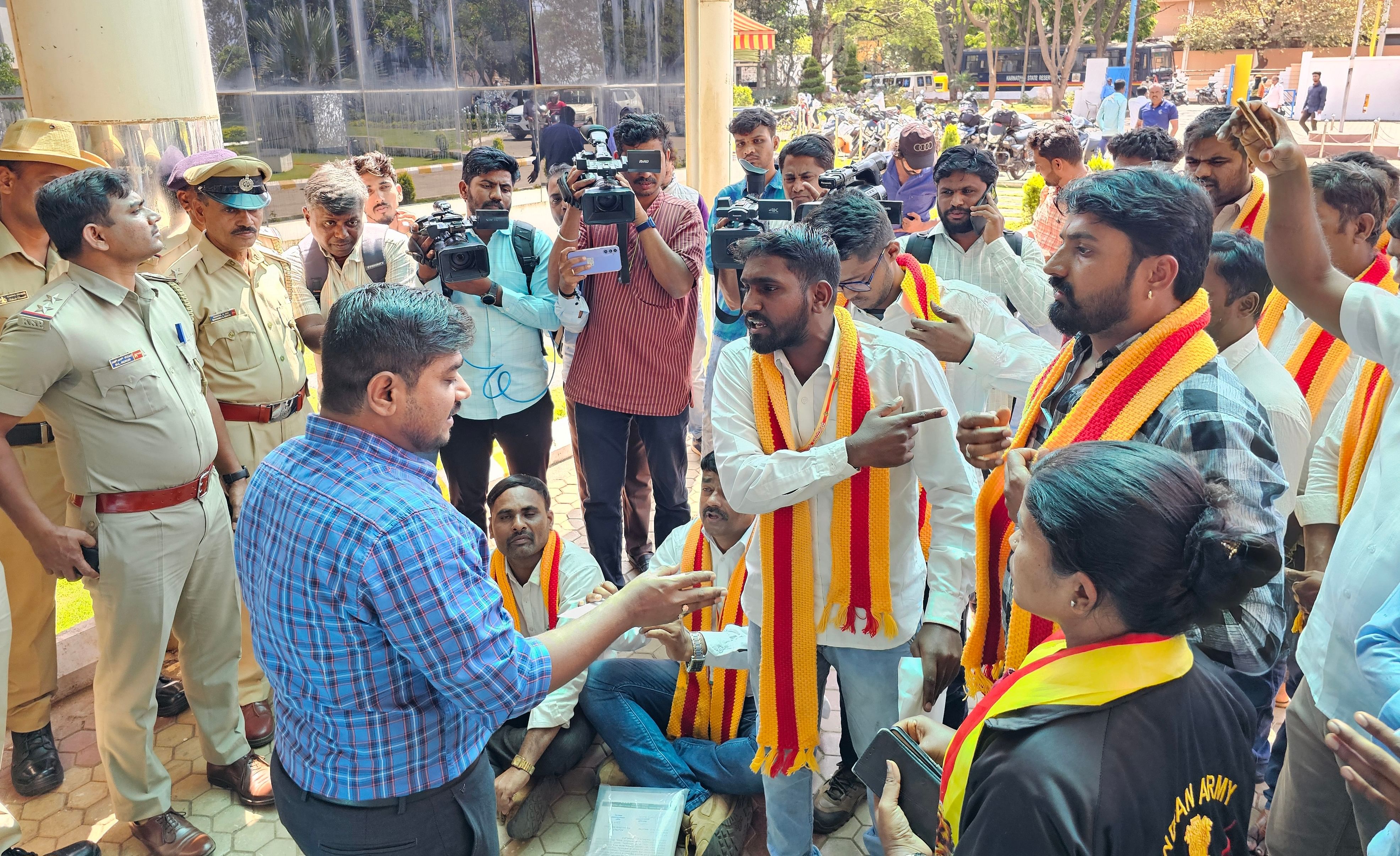 ಬೆಳಗಾವಿ ಮಹಾನಗರ ಪಾಲಿಕೆ ಕಚೇರಿ ಆವರಣದಲ್ಲಿ ಕರುನಾಡು ವಿಜಯಸೇನೆ ಸಂಘಟನೆಯ ಕಾರ್ಯಕರ್ತರು ಗುರುವಾರ ಪ್ರತಿಭಟನೆ ನಡೆಸಿದರು