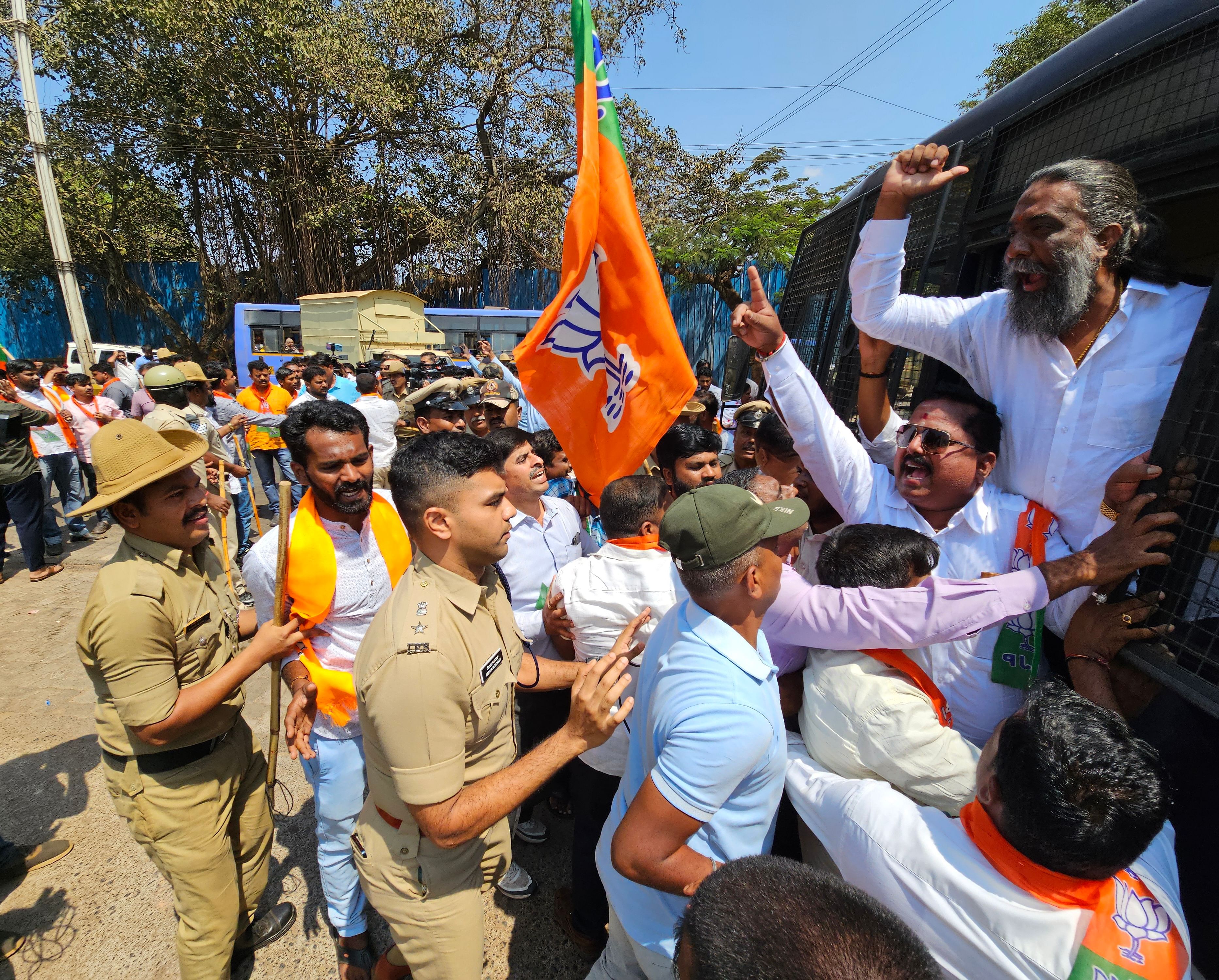 ಬೆಳಗಾವಿಯಲ್ಲಿ ಕಾಂಗ್ರೆಸ್‌ ಭವನಕ್ಕೆ ನುಗ್ಗಲು ಹೊರಟಿದ್ದ ಬಿಜೆಪಿ ಕಾರ್ಯಕರ್ತರನ್ನು ಪೊಲೀಸರು ಬುಧವಾರ ವಶಕ್ಕೆ ಪಡೆದರು