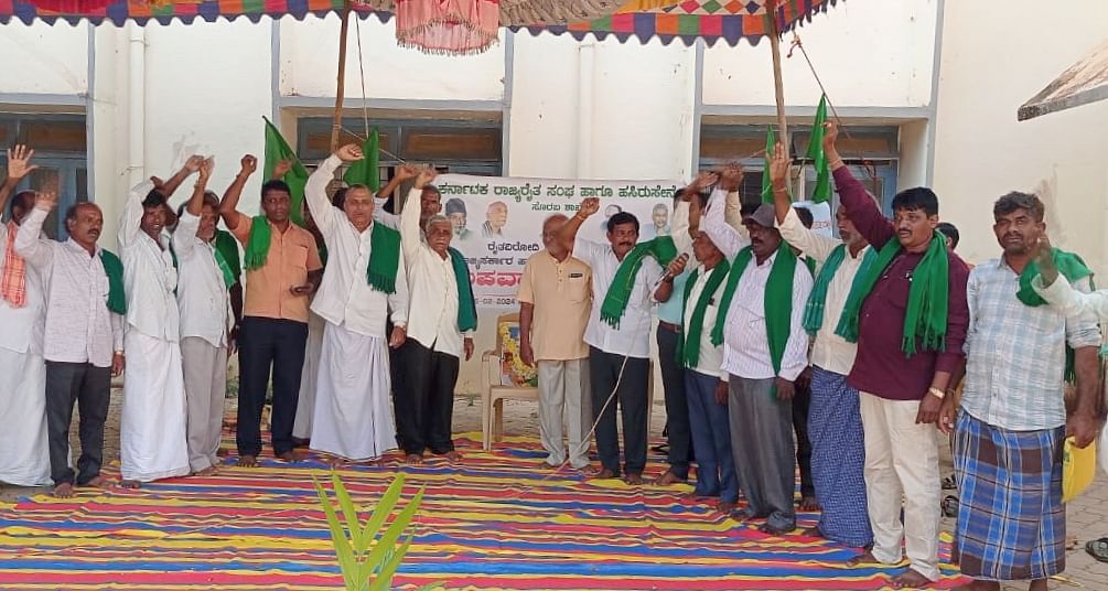 ಸರ್ಕಾರದ ರೈತ ವಿರೋಧಿ ನೀತಿ ಖಂಡಿಸಿ ಸೊರಬದಲ್ಲಿ ತಾಲ್ಲೂಕು ರೈತ ಸಂಘದಿಂದ ಅನಿರ್ದಿಷ್ಟಾವಧಿ ಧರಣಿ ನಡೆಸಲಾಯಿತು