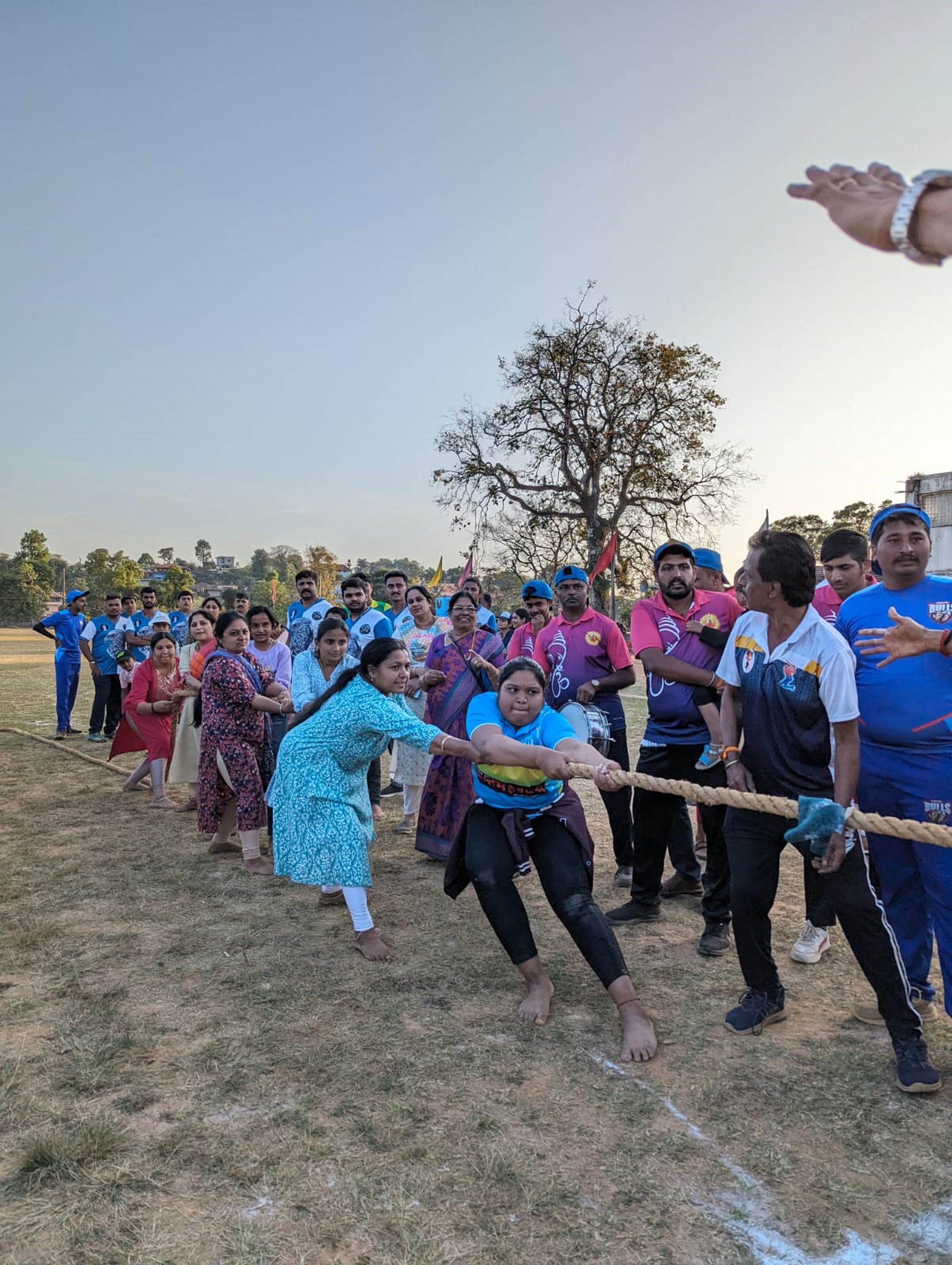 ಹಗ್ಗಜಗ್ಗಾಟ ತಂಡದಲ್ಲಿ ಸಂಘಟನೆಯ ಸದಸ್ಯರು ಹೆಚ್ಚು ಉತ್ಸಾಹದಿಂದ ಭಾಗಿಯಾದರು