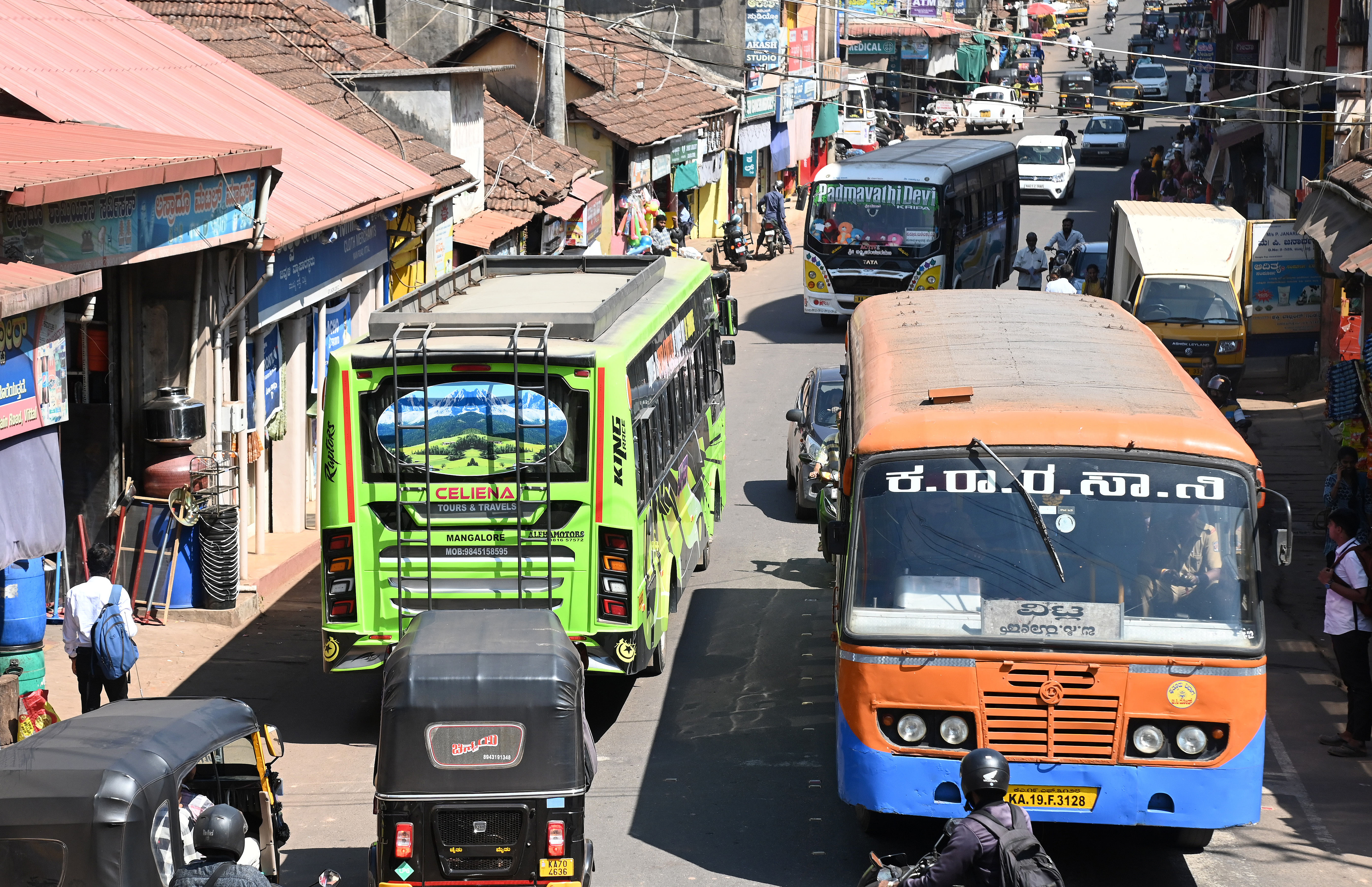 ವಿಟ್ಲ– ಪುತ್ತೂರು ರಸ್ತೆಯಲ್ಲಿ ವಾಹನ ದಟ್ಟಣೆ – ಪ್ರಜಾವಾಣಿ ಚಿತ್ರ / ಫಕ್ರುದ್ದೀನ್ ಎಚ್
