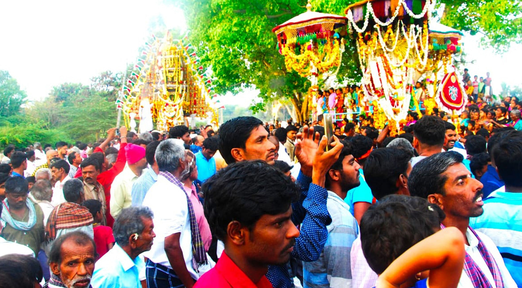 ಯಳಂದೂರು ತಾಲ್ಲೂಕಿನ ಕೆಸ್ತೂರು ಗ್ರಾಮದಲ್ಲಿ ಜರುಗುವ ಗ್ರಾಮ ದೇವತೆಯ ಹಬ್ಬದಲ್ಲಿ ಸತ್ತಿಗೆ ಸೂರಿಪಾನಿ ಹೊತ್ತ ಭಕ್ತರ ಸಾಂಸ್ಕೃತಿಕ ಲೋಕ ಕಣ್ಣು ತುಂಬುತ್ತದೆ (ಸಂಗ್ರಹ ಚಿತ್ರ)