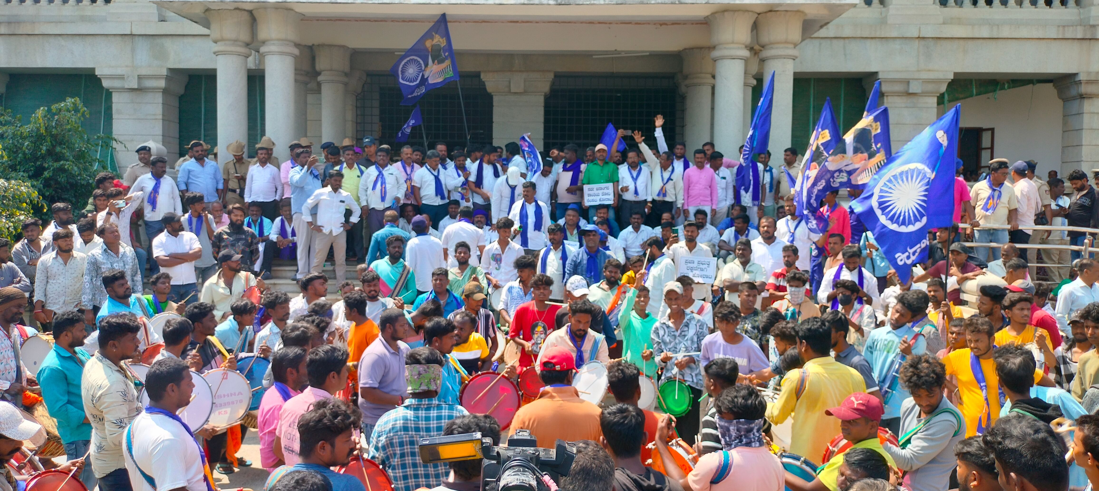 ವಕೀಲರ ವಿರುದ್ಧ ಜಾತಿನಿಂದನೆ ಪ್ರಕರಣ ದಾಖಲಿಸಬೇಕು ಎಂದು ಆಗ್ರಹಿಸಿ, ದಲಿತ ಸಂಘಟನೆಗಳ ಒಕ್ಕೂಟದಿಂದ ರಾಮನಗರ ಜಿಲ್ಲಾಧಿಕಾರಿ ಕಚೇರಿ ಎದುರು ಮಂಗಳವಾರ ತಮಟೆ ಚಳವಳಿ ನಡೆಯಿತು