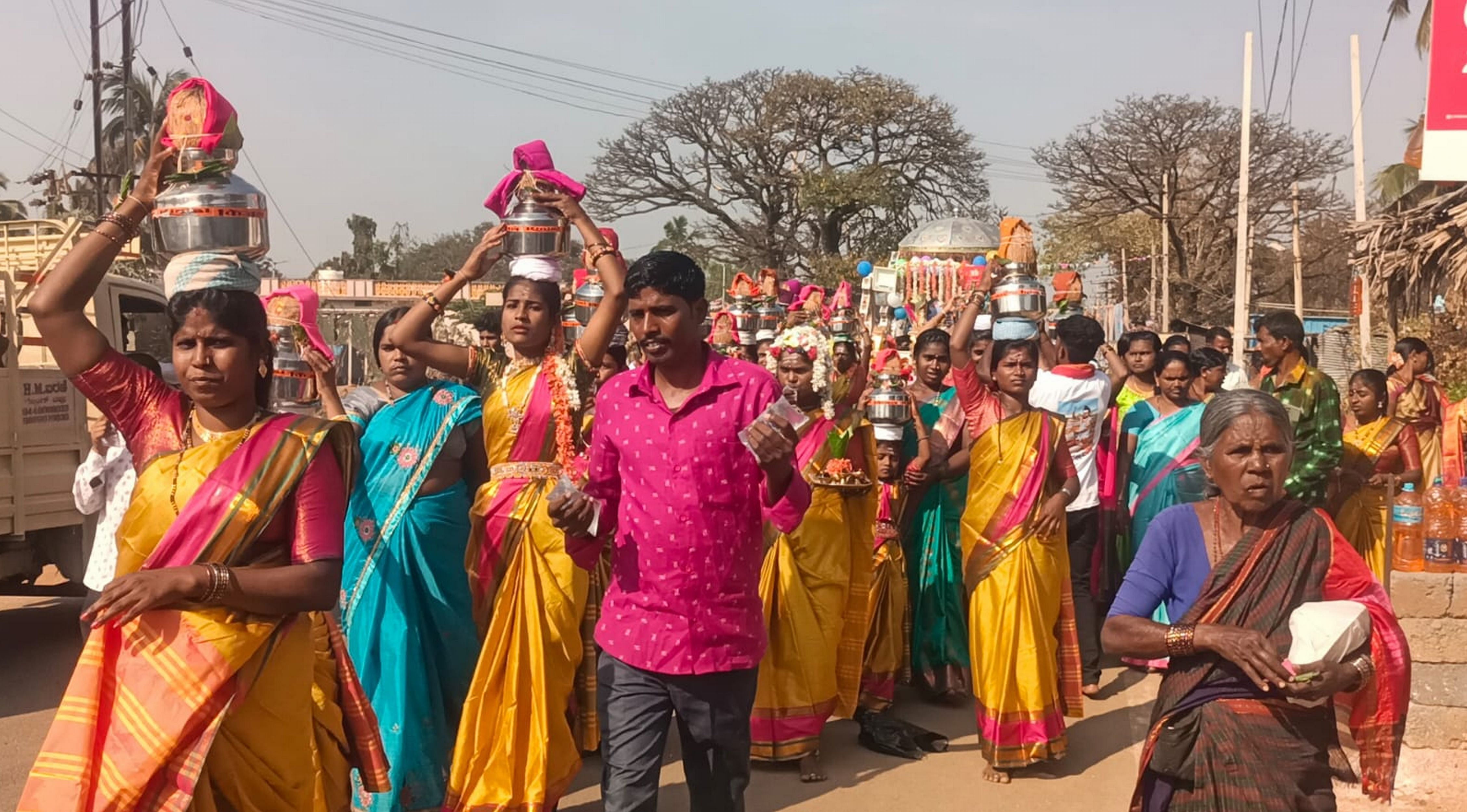 ಕೊಪ್ಪಳ ತಾಲ್ಲೂಕಿನ ಬಸಾಪುರ ಗ್ರಾಮದಲ್ಲಿ ಗುರುವಾರ ನಡೆದ ಸಿದ್ಧರಾಮೇಶ್ವರ ಜಯಂತಿ ಕಾರ್ಯಕ್ರಮದಲ್ಲಿ ಮಹಿಳೆಯರು ಕುಂಭಹೊತ್ತು ಸಾಗಿದರು