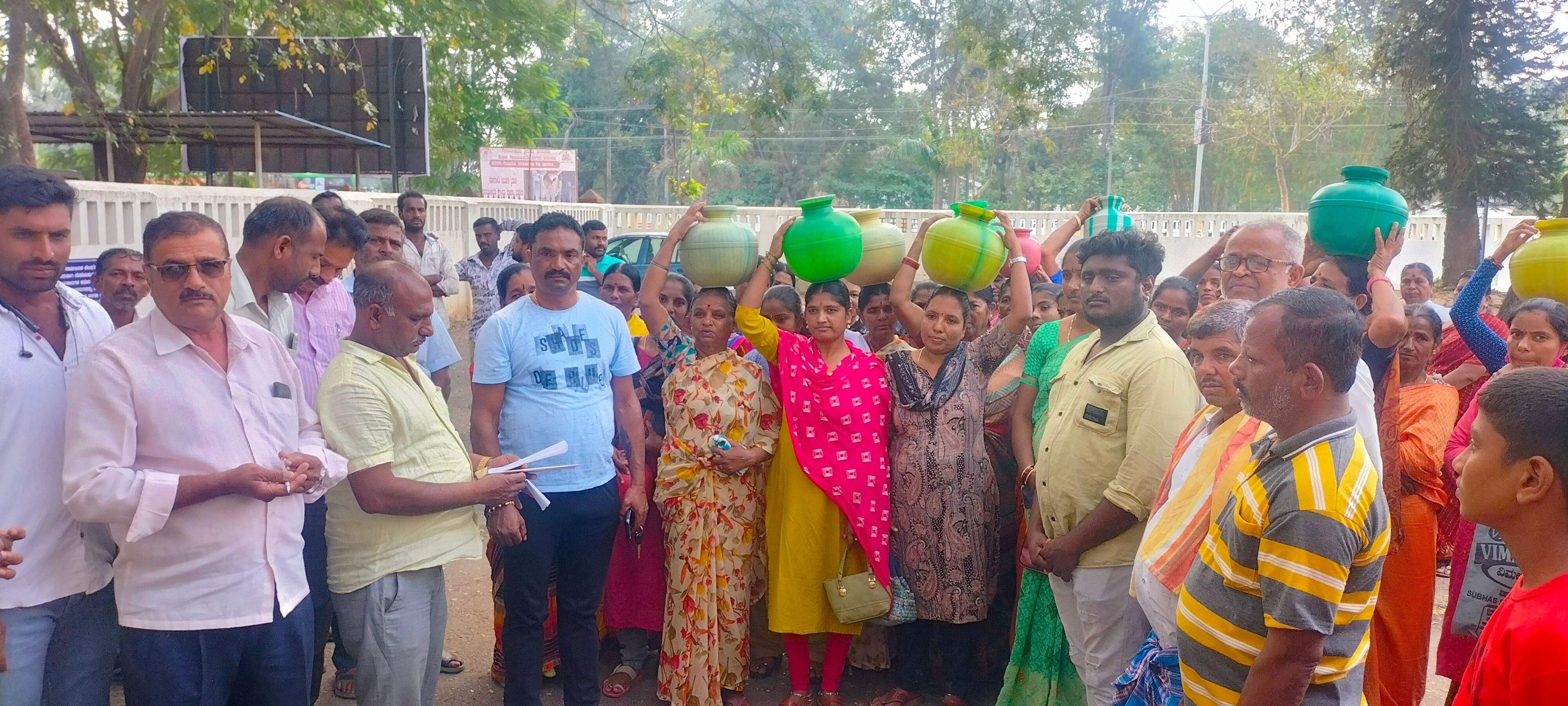 ಕುಡಿಯುವ ನೀರಿನ ಸಮಸ್ಯೆಗೆ ಪರಿಹಾರ ಒದಗಿಸುವಂತೆ ಆಗ್ರಹಿಸಿ ಹಾಸನ ತಾಲ್ಲೂಕಿನ ಬಿಟ್ಟಗೌಡನಹಳ್ಳಿ ಗ್ರಾಮದ ಮಹಿಳೆಯರು ಖಾಲಿ ಕೊಡಗಳನ್ನು ಹಿಡಿದು ಈಚೆಗೆ ಹಾಸನದ ಜಿಲ್ಲಾಧಿಕಾರಿ ಕಚೇರಿ ಎದುರು ಪ್ರತಿಭಟನೆ ನಡೆಸಿದ್ದರು.