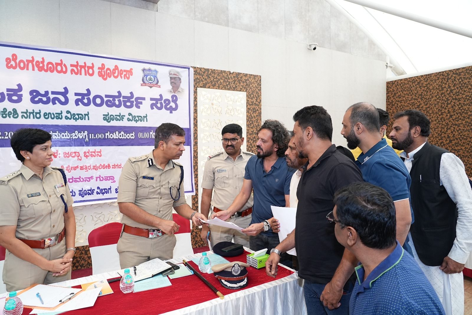 ಫ್ರೇಜರ್ ಟೌನ್‌ ಕ್ಷೇಮಾಭಿವೃದ್ಧಿ ಒಕ್ಕೂಟದ ಪದಾಧಿಕಾರಿಗಳು, ಶನಿವಾರ ನಡೆದ ಜನಸಂಪರ್ಕ ಸಭೆಯಲ್ಲಿ ಹೆಚ್ಚುವರಿ ಪೊಲೀಸ್ ಮಹಾನಿರ್ದೇಶಕ ರಮನ್‌ ಗುಪ್ತಾ ಅವರಿಗೆ ಮನವಿ ಸಲ್ಲಿಸಿದರು.