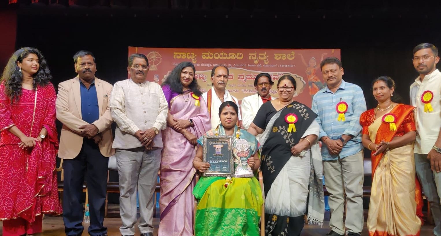 ವಿರಾಜಪೇಟೆಯ ನಾಟ್ಯ ಮಯೂರಿ ನೃತ್ಯ ಶಾಲೆಯಿಂದ ತಾಲ್ಲೂಕಿನ  ಕ್ಷೇತ್ರ ಸಂಪನ್ಮೂಲ ವ್ಯಕ್ತಿ ಗೀತಾಂಜಲಿ ಸೇರಿದಂತೆ ನಾಲ್ವರಿಗೆ ಈಚೆಗೆ ಸುವರ್ಣ ಸಂಭ್ರಮ ಕನ್ನಡಿಗ ಪ್ರಶಸ್ತಿ ನೀಡಿ ಗೌರವಿಸಲಾಯಿತು