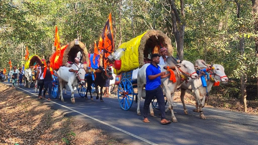 ಬೈಲಹೊಂಗಲದಿಂದ ಉಳವಿಗೆ ರೈತರು ಚಕ್ಕಡಿಗಳಲ್ಲಿ ಸಾಗುತ್ತಿರುವುದು