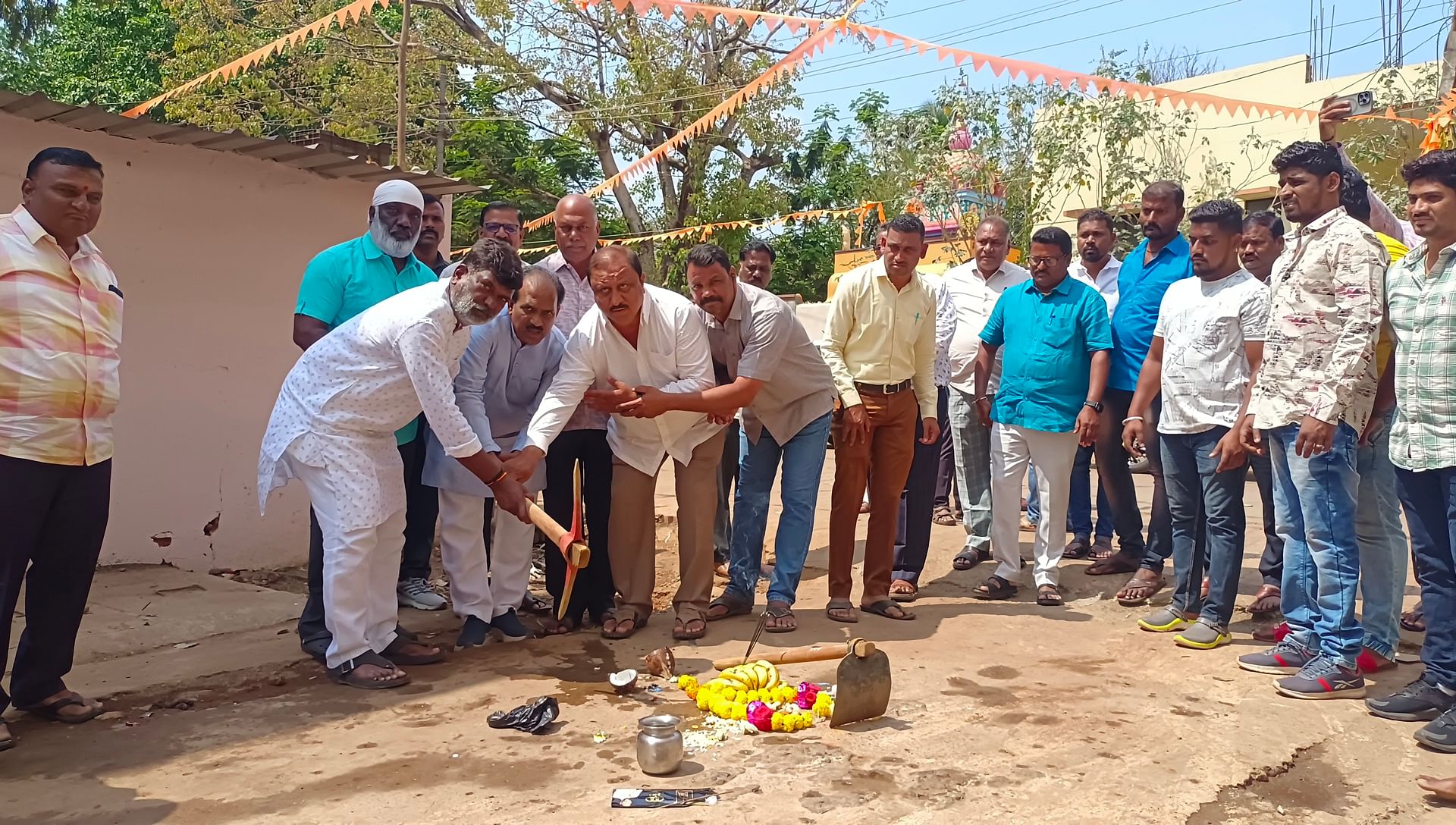 ಹುಬ್ಬಳ್ಳಿಯ ಪೂರ್ವ ಕ್ಷೇತ್ರ ವ್ಯಾಪ್ತಿಯಲ್ಲಿ ₹1.10ಕೋಟಿ ಮೊತ್ತದ ವಿವಿಧ ಅಭಿವೃದ್ಧಿ ಕಾಮಗಾರಿಗಳಿಗೆ ಕರ್ನಾಟಕ ಕೊಳಗೇರಿ ಅಭಿವೃದ್ಧಿ ಮಂಡಳಿ ಅಧ್ಯಕ್ಷ ಪ್ರಸಾದ ಅಬ್ಬಯ್ಯ ಸೋಮವಾರ ಚಾಲನೆ ನೀಡಿದರು