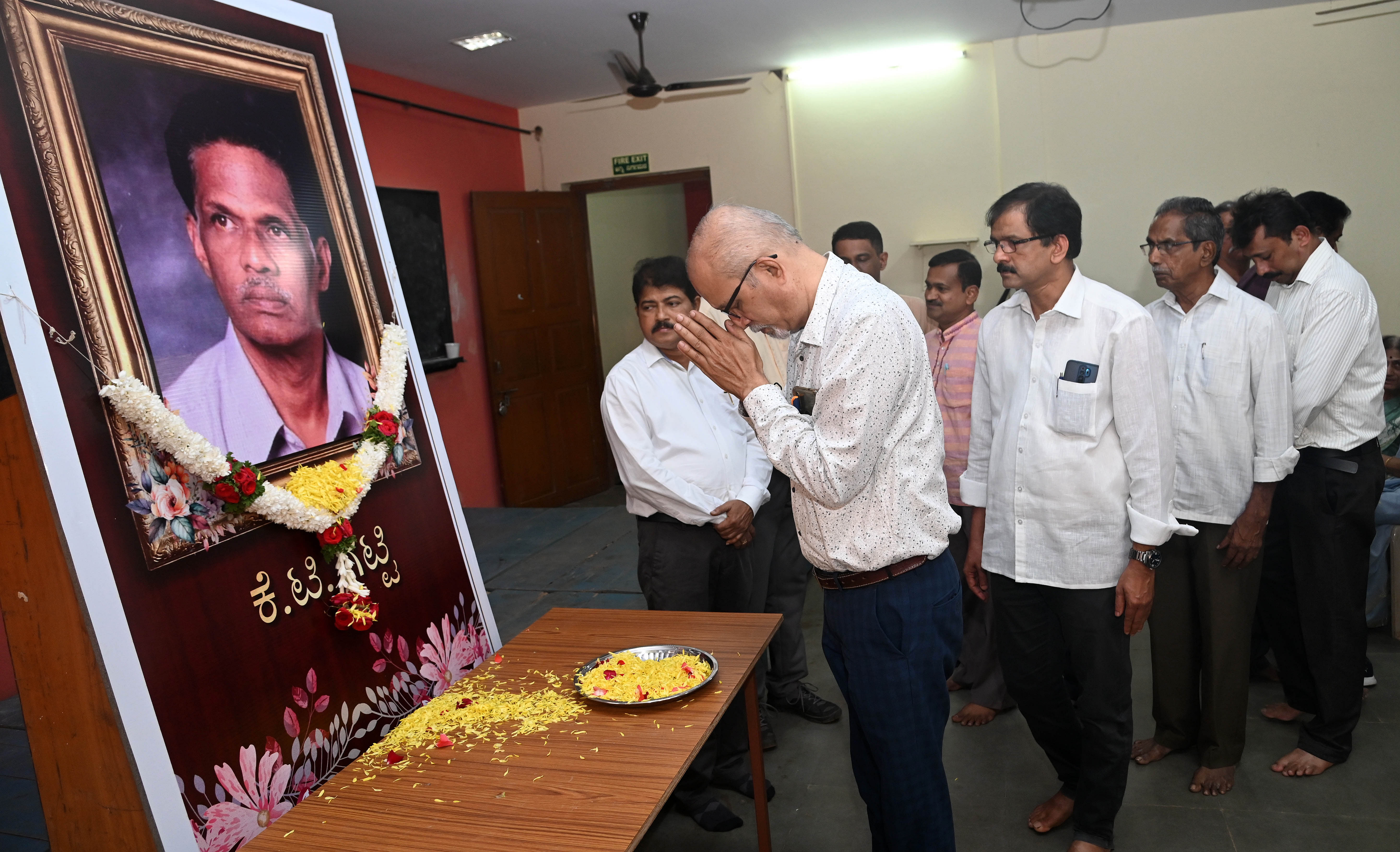 ಅಗಲಿದ ಕಾದಂಬರಿಕಾರ ಕೆ.ಟಿ.ಗಟ್ಟಿ ಅವರ ಭಾವಚಿತ್ರಕ್ಕೆ ಅವರ ಅಭಿಮಾನಿಗಳು ಪುಷ್ಪಾರ್ಚನೆ ಸಲ್ಲಿಸಿದರು– ಪ್ರಜಾವಾಣಿ ಚಿತ್ರ 