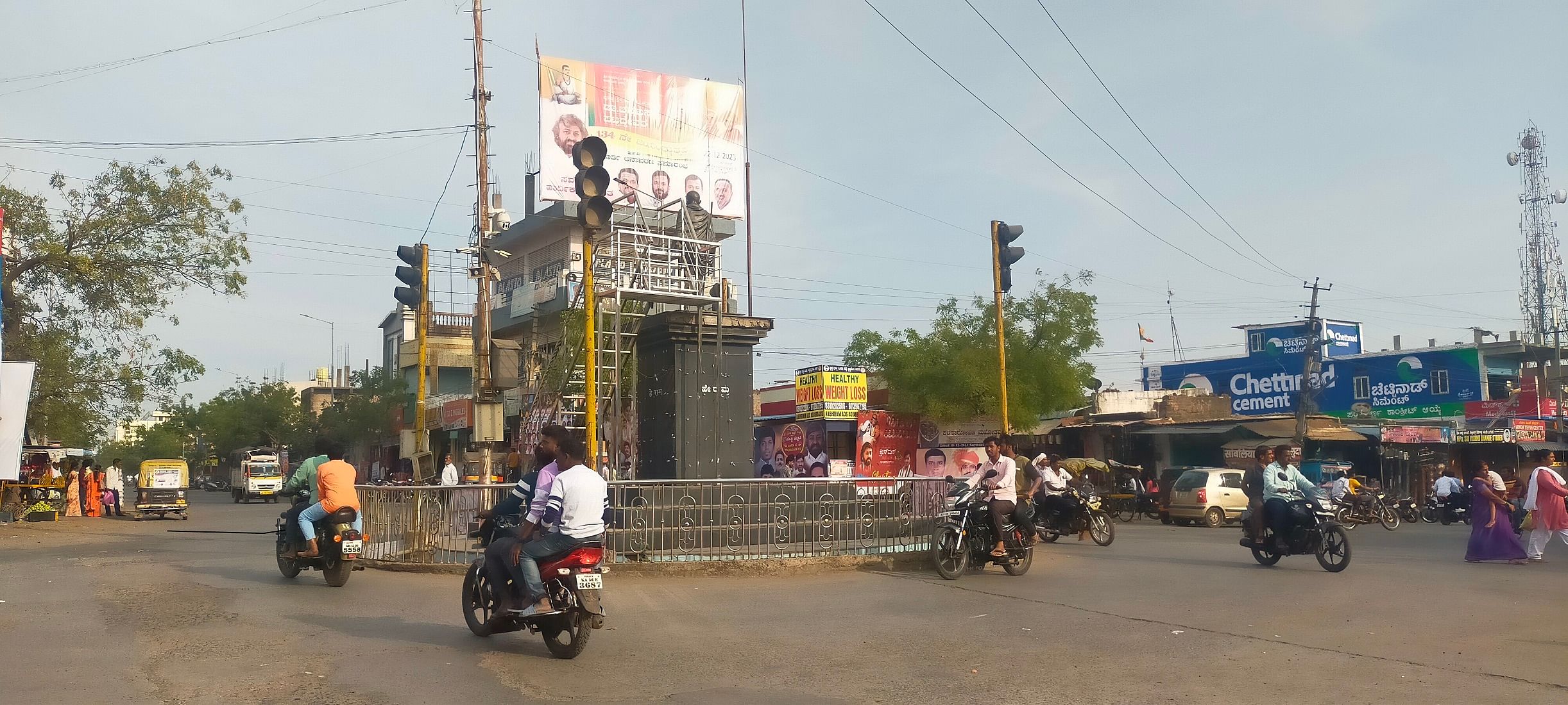 ಭಾಲ್ಕಿಯ ಮಹಾತ್ಮ ಗಾಂಧಿ ವೃತ್ತದಲ್ಲಿರುವ ಟ್ರಾಫಿಕ್‌ ಸಿಗ್ನಲ್‌ ಲೈಟ್‌ಗಳು ಬಂದ್‌ ಆಗಿದ್ದು, ಯುವಕರು ಹೆಲ್ಮೆಟ್‌ ಧರಿಸಿದೇ ಸಂಚರಿಸಿದರು