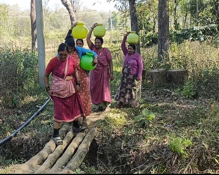 ಸುಮಾರು ಒಂದು ಕಿ.ಮೀ ದೂರದಿಂದ ಕುಡಿಯಲು ನೀರು ತರುತ್ತಿರುವ ಅಸ್ತಾನ ಗಿರಿಜನರ ಹಾಡಿಯ ಜನರು