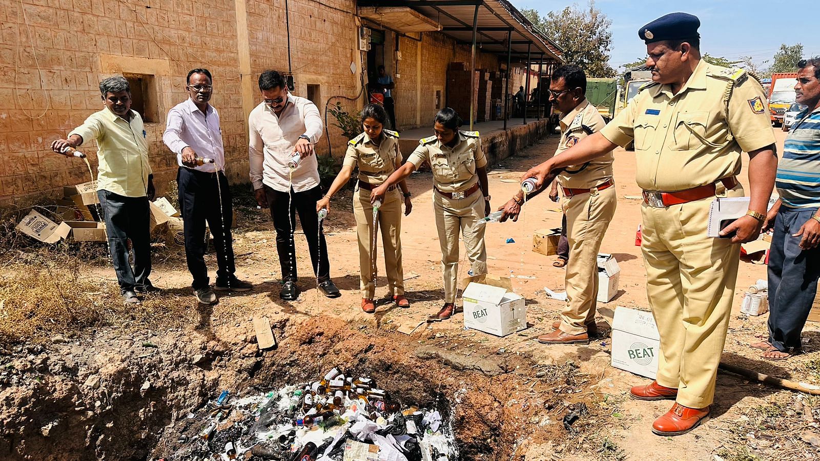 ದೇವನಹಳ್ಳಿಯಲ್ಲಿ ಅವದಿ ಮುಗಿದ ಮದ್ಯ ನಾಶಪಡಿಸುತ್ತಿರುವ ಅಬಕಾರಿ ಅಧಿಕಾರಿಗಳು 