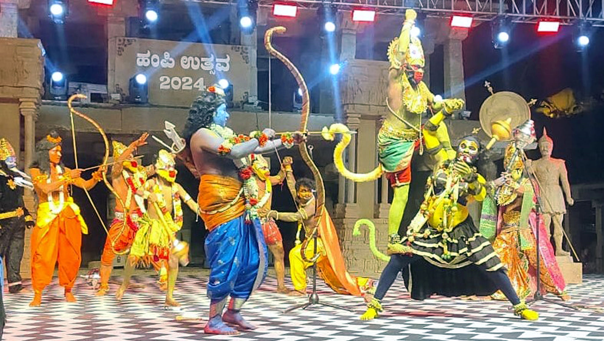 ಹಂಪಿ ಎದುರು ಬಸವಣ್ಣ ವೇದಿಕೆಯಲ್ಲಿ ಶುಕ್ರವಾರ ರಾತ್ರಿ ಪ್ರದರ್ಶಿಸಿದ ಬುಡ್ಗ ಜಂಗಮ ಕಲಾವಿದರ ಹನುಮಾಯಣದ ದೃಶ್ಯ