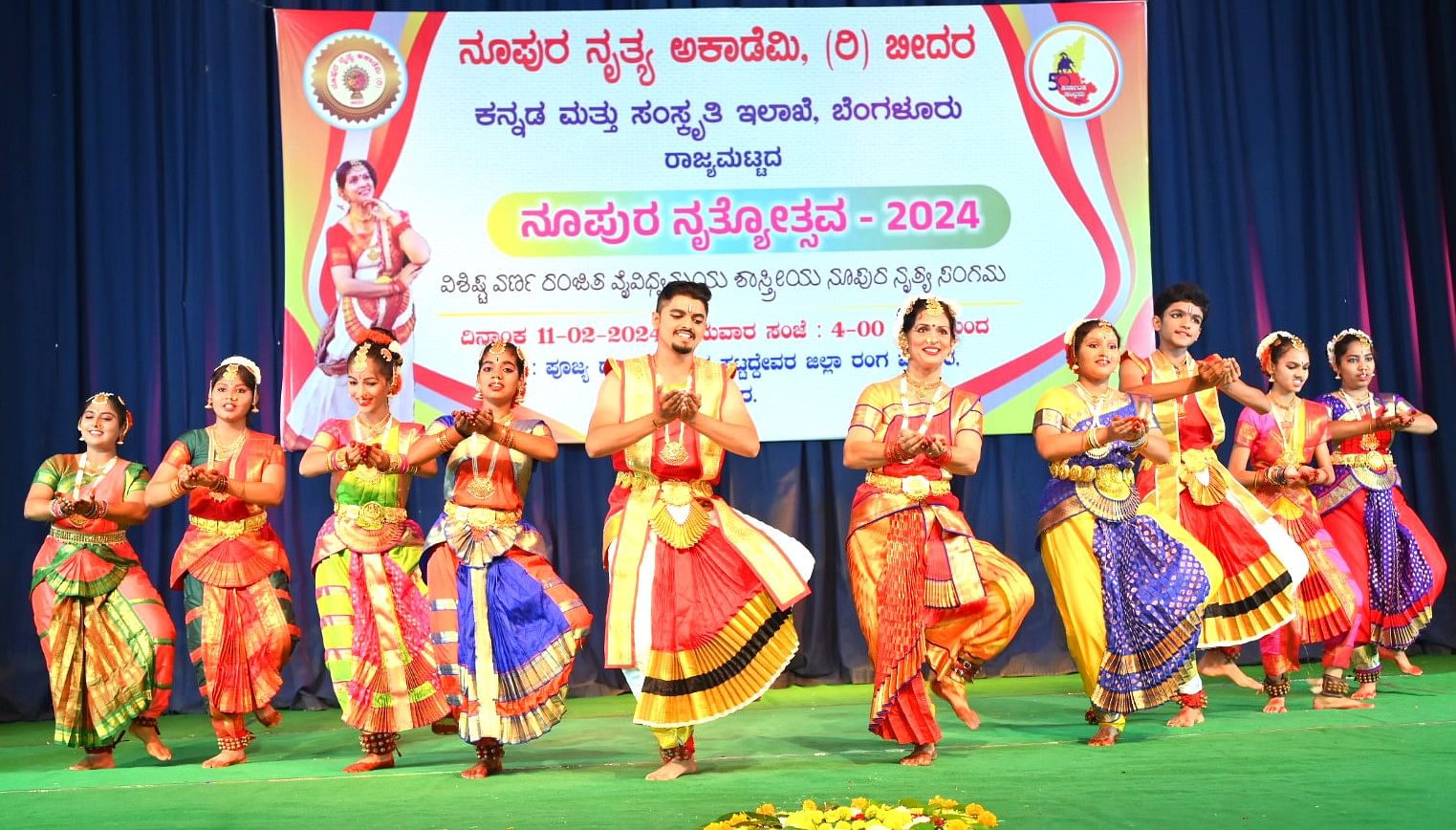 ಬೀದರ್‌ನ ಜಿಲ್ಲಾ ರಂಗಮಂದಿರದಲ್ಲಿ ಭಾನುವಾರ ನಡೆದ ನೂಪುರ ನೃತ್ಯೋತ್ಸವದಲ್ಲಿ ಉಷಾ ಪ್ರಭಾಕರ ಹಾಗೂ ತಂಡದವರು ಸಮೂಹ ನೃತ್ಯ ಪ್ರಸ್ತುತಪಡಿಸಿದರು
–ಪ್ರಜಾವಾಣಿ ಚಿತ್ರ