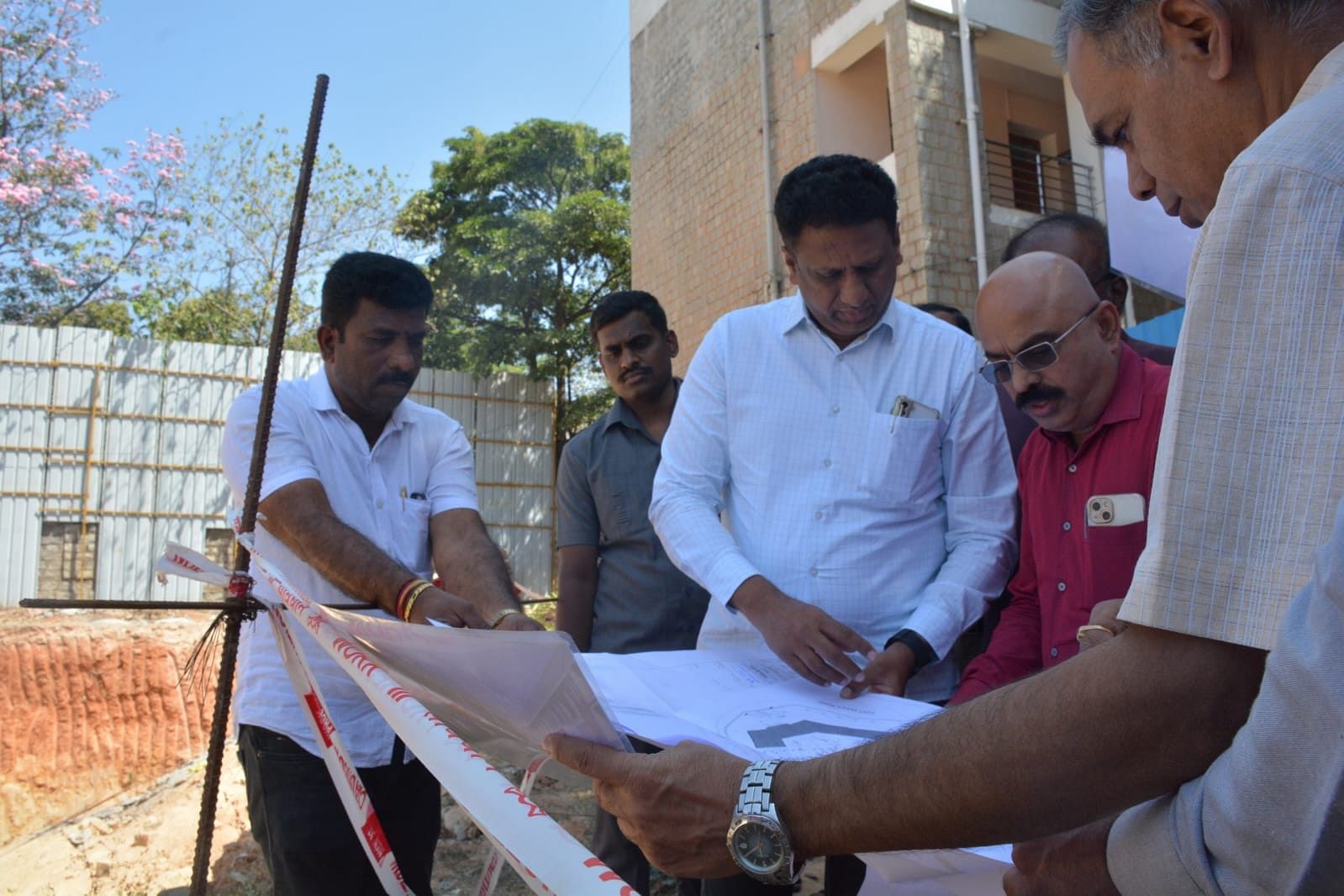 ಬೆಂಗಳೂರಿನ ನೃಪತುಂಗಾ ವಿಶ್ವವಿದ್ಯಾಲಯಕ್ಕೆ ಮಂಗಳವಾರ ಭೇಟಿ ನೀಡಿದ್ದ ಉನ್ನತ ಶಿಕ್ಷಣ ಸಚಿವ ಎಂ.ಸಿ.ಸುಧಾಕರ್‌ ಅವರು ಕಟ್ಟಡ ಕಾಮಗಾರಿಯ ನೀಲ ನಕ್ಷೆಯನ್ನು ವೀಕ್ಷಿಸಿದರು.
