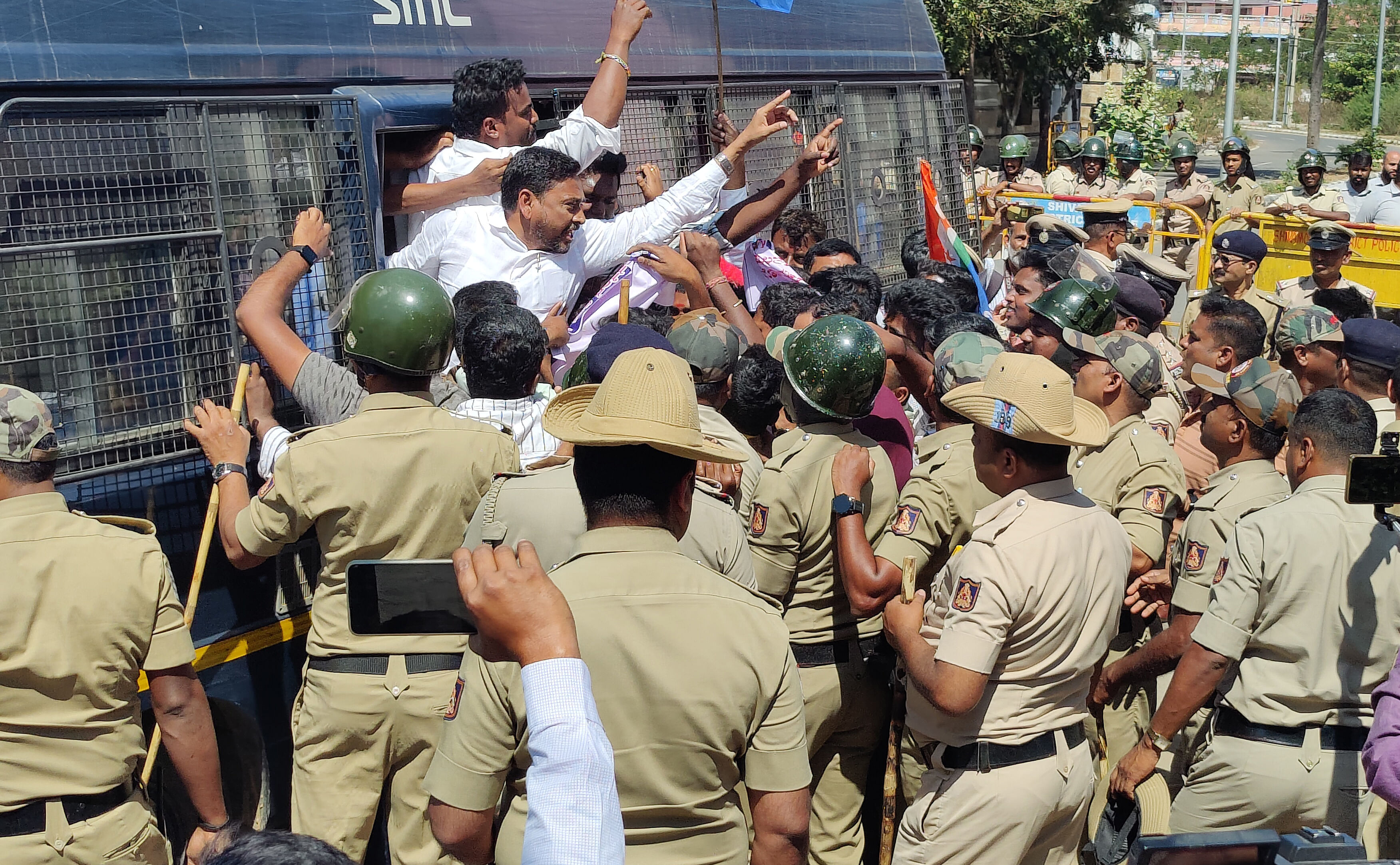 ಶಿವಮೊಗ್ಗದ ಬೈ‍ಪಾಸ್ ರಸ್ತೆಯಲ್ಲಿರುವ ಬಿ.ವೈ.ವಿಜಯೇಂದ್ರ ಮನೆಗೆ ಮುತ್ತಿಗೆ ಹಾಕಲು ಯತ್ನಿಸಿದ ಎನ್‌ಎಸ್‌ಯುಐ ಕಾರ್ಯಕರ್ತರನ್ನು ವಶಕ್ಕೆ ಪಡೆದು ಪೊಲೀಸರು ಕರೆದೊಯ್ದರು